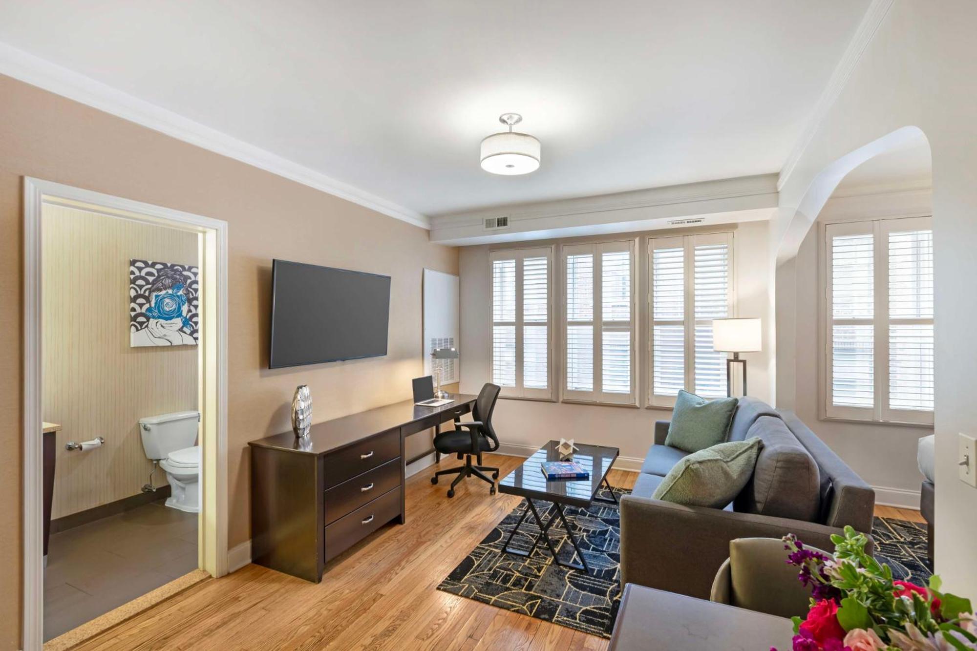 King Suite Sofa Bed Kitchenette Street View Annex Building or Non-Smoking