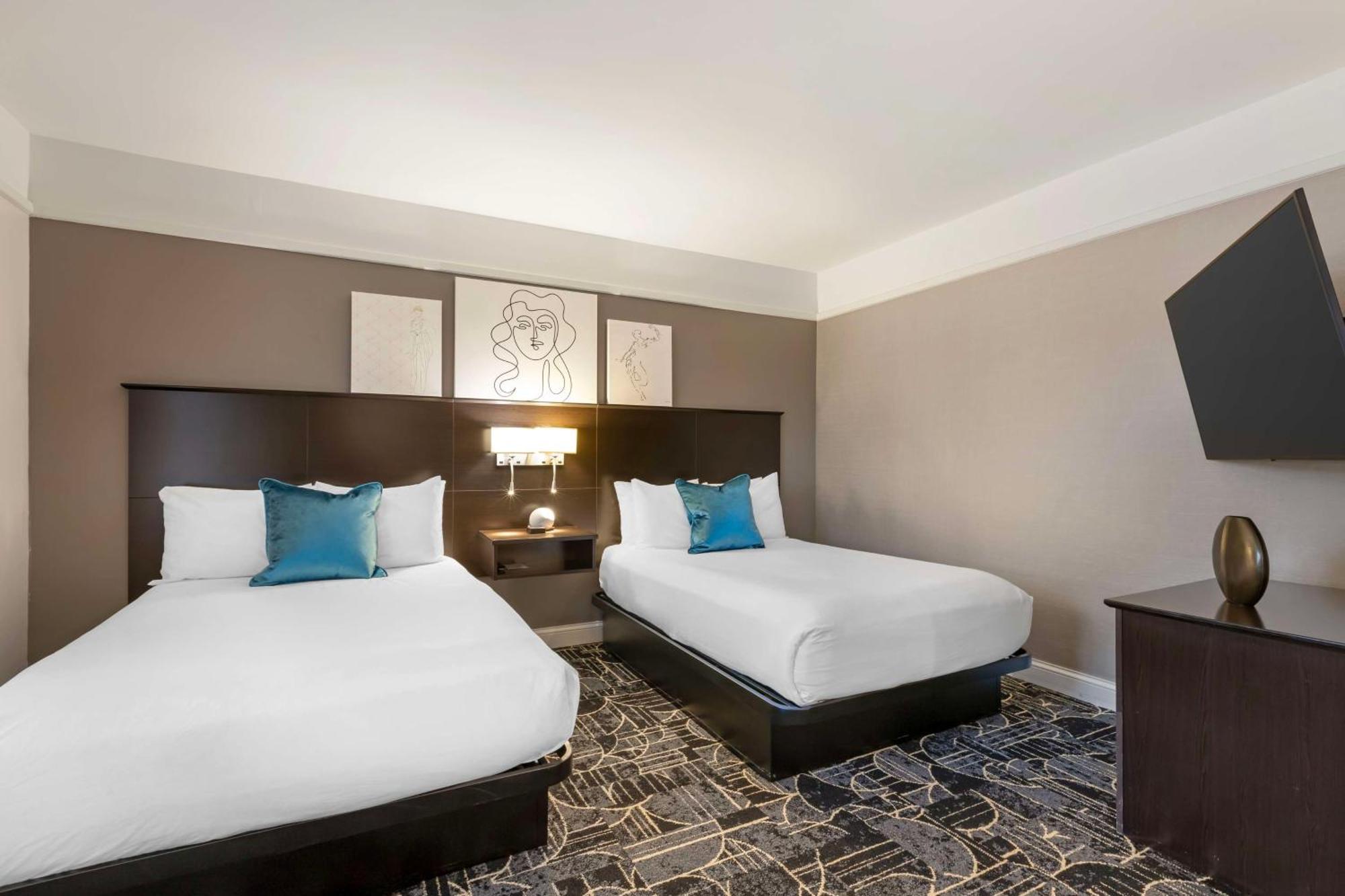 Junior Suite Two Double Beds Sofa Bed Non-Smoking