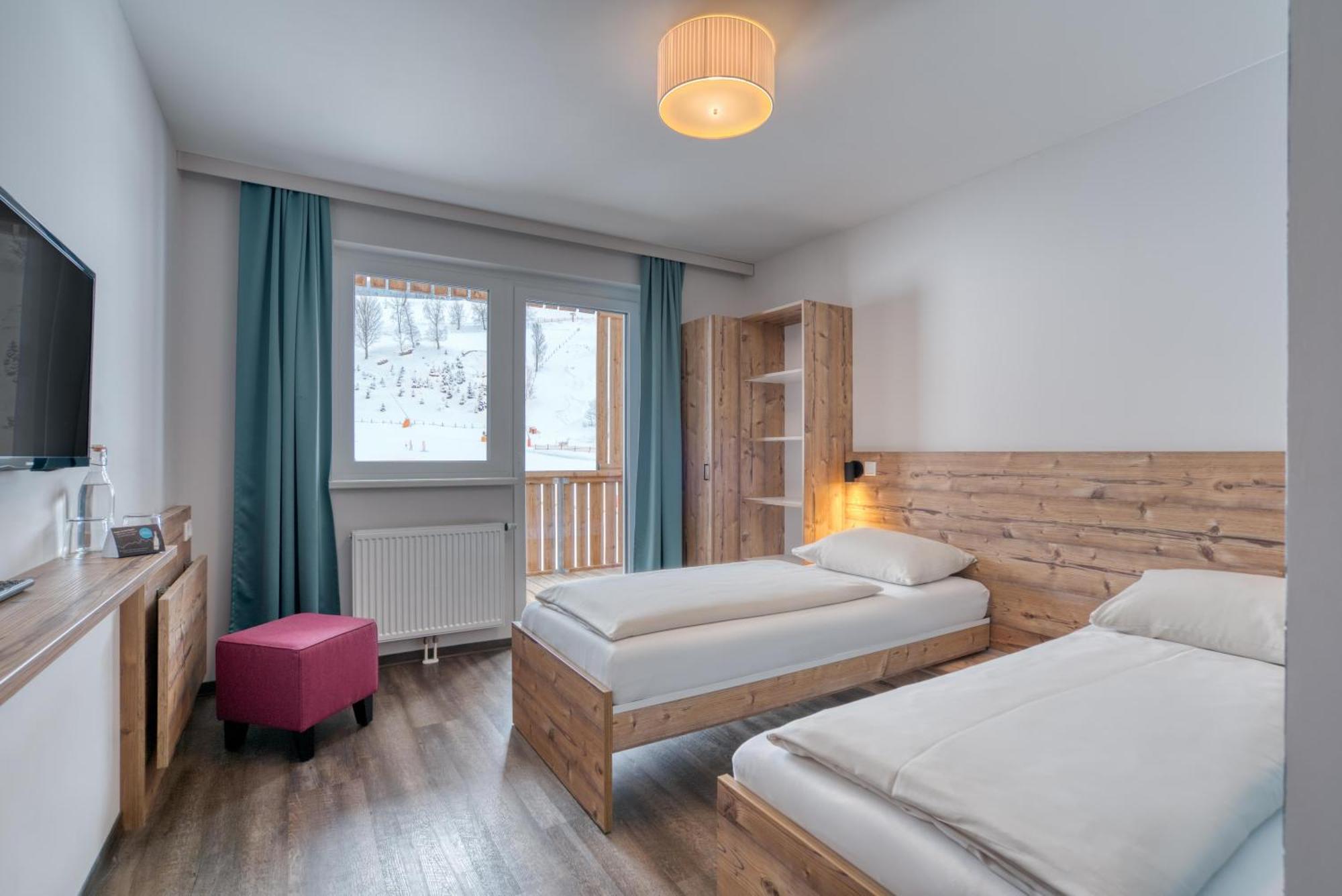 Doppel- oder Zweibettzimmer mit Bergblick und Balkon
