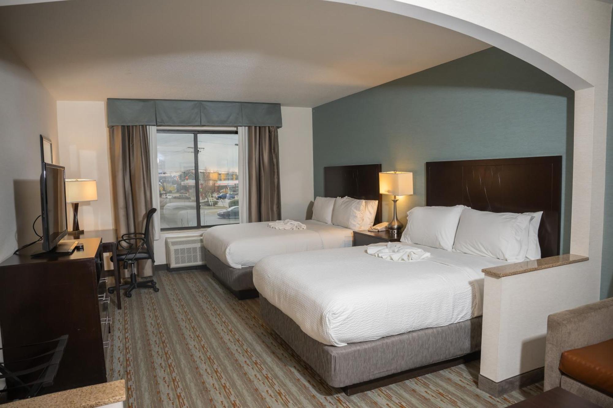 Queen Suite Two Queen Beds Bathtub w or Grab Bars Non-Smoking