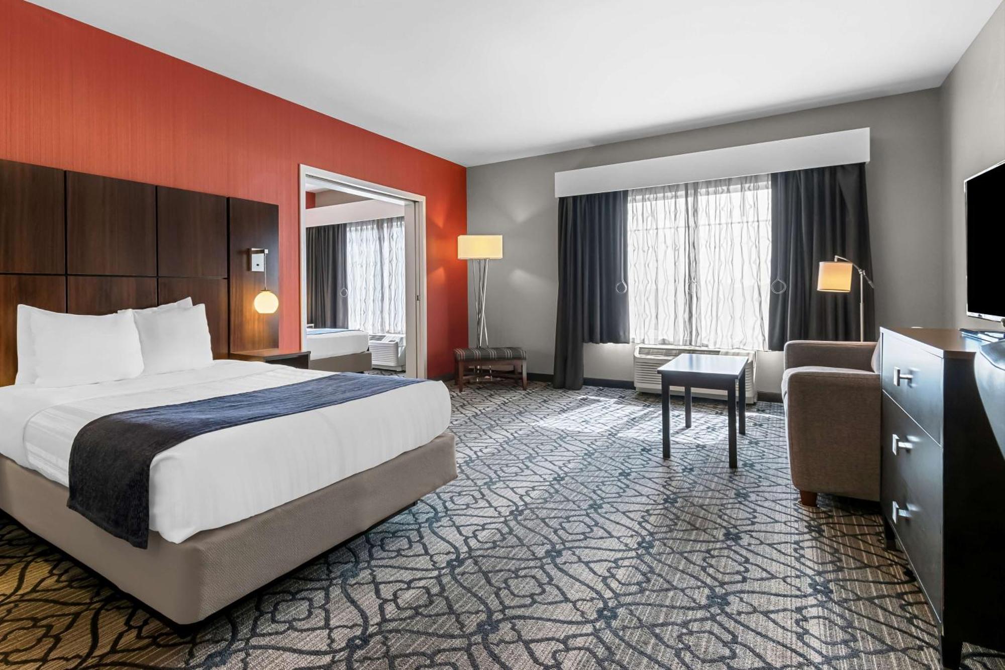 Queen Suite with Two Queen Beds and Bath Tub - Mobility Access,1620986823:JPEG