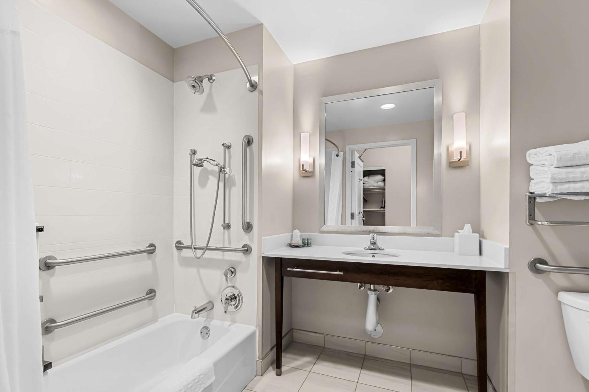 Queen Suite Two Queen Beds Bath Tub Mobility Access