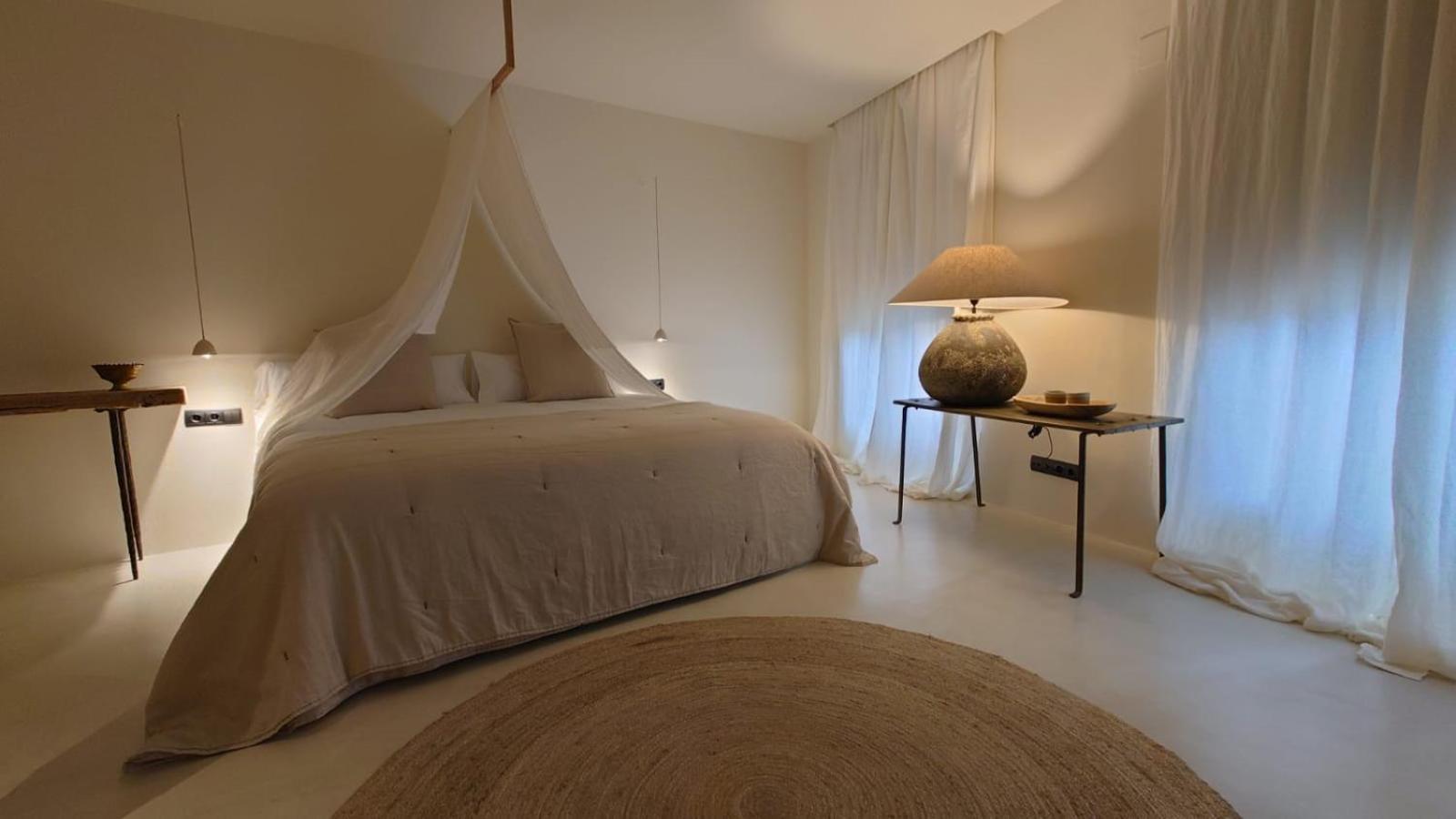 Deluxe Double Room Mallorca king-size bed