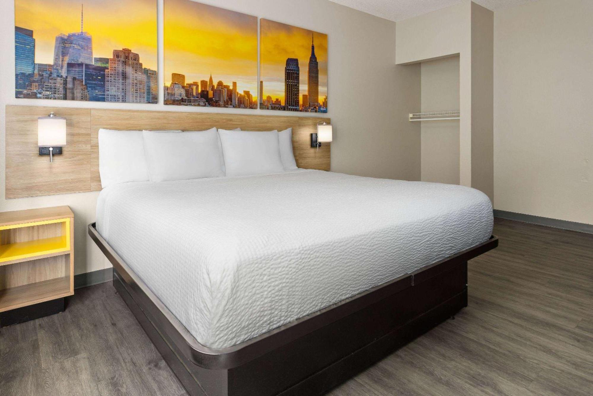 1 King Bed, Mobility Accessible Suite, Bathtub w/ Grab Bars, Non-Smoking