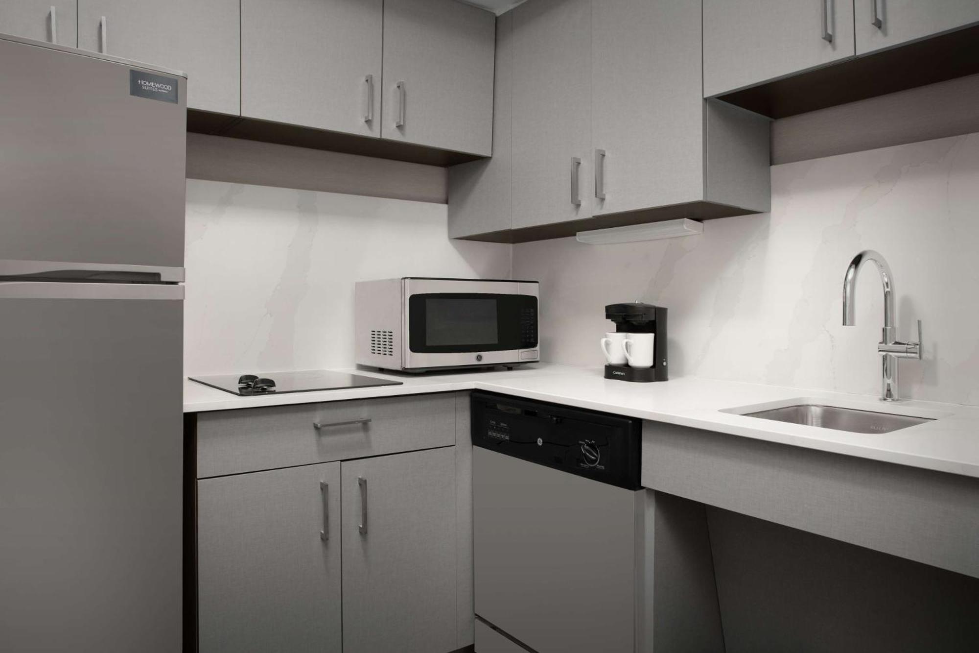One-Bedroom Suite with Roll In Shower - Hearing Accessible/Non-Smoking
