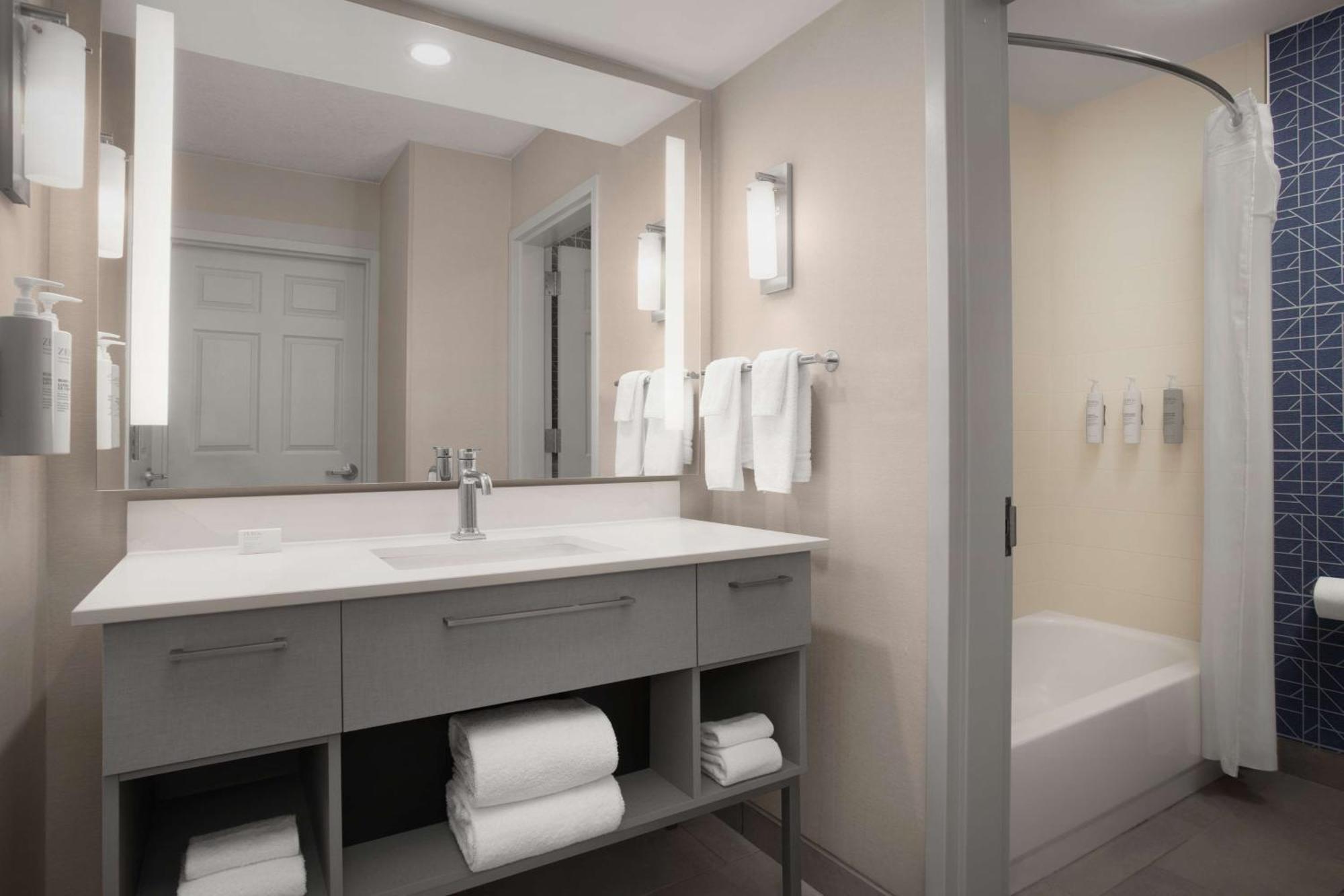 One-Bedroom Suite Two Double Beds Non-Smoking