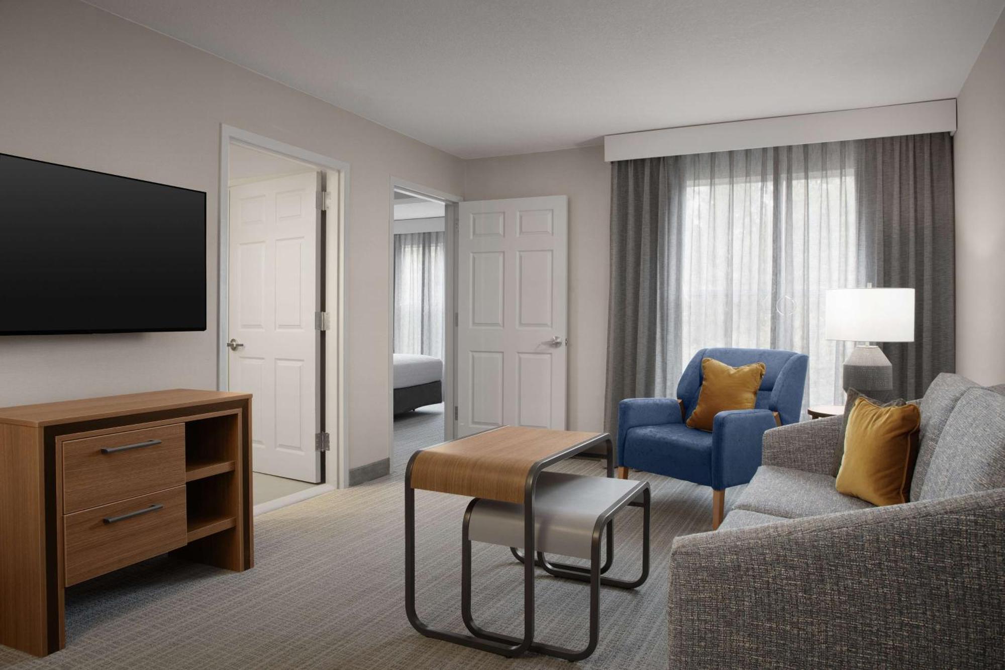 One-Bedroom Suite Roll Shower Hearing Accessible or Non-Smoking