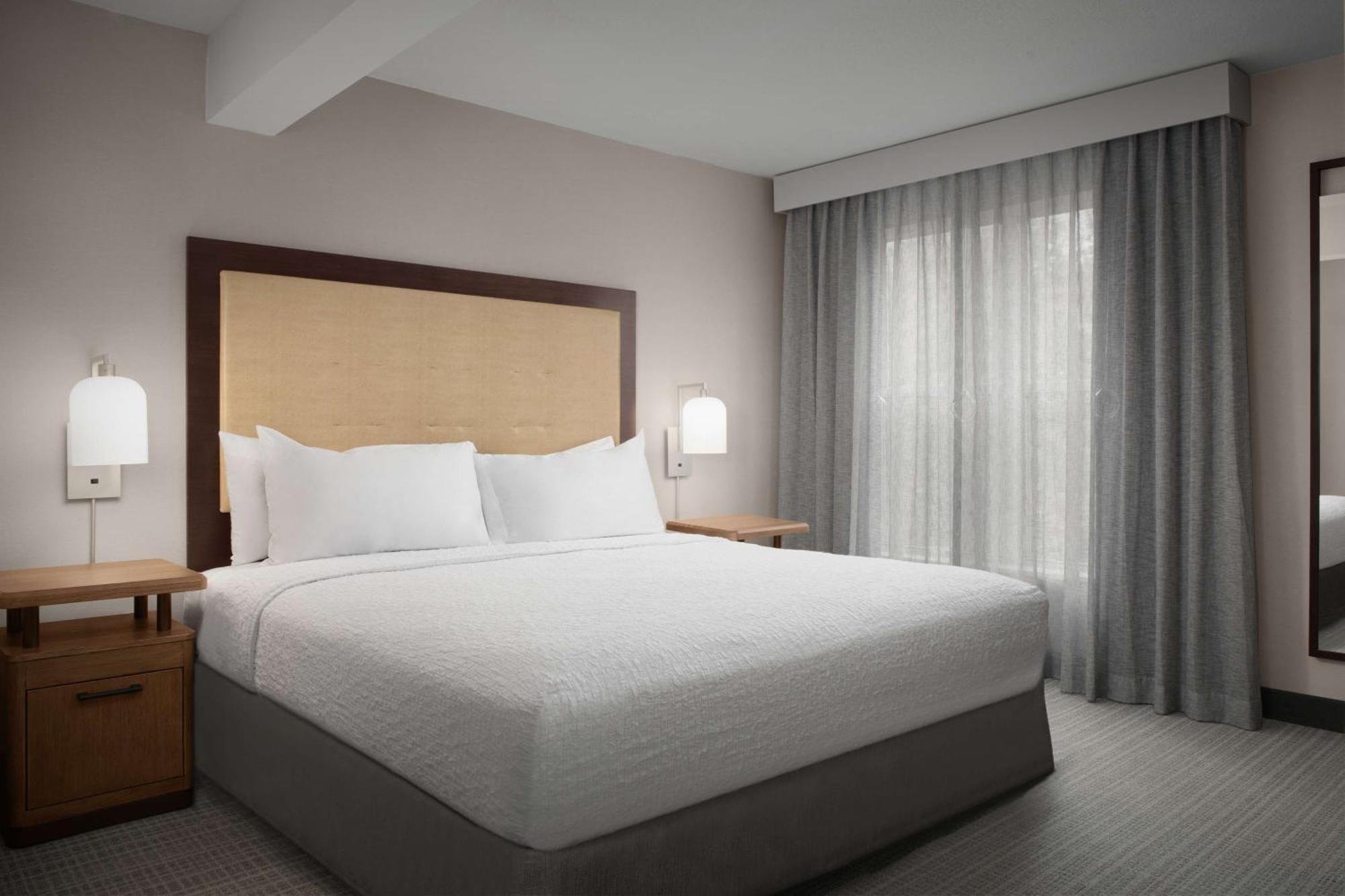 One-Bedroom Suite Roll Shower Hearing Accessible or Non-Smoking