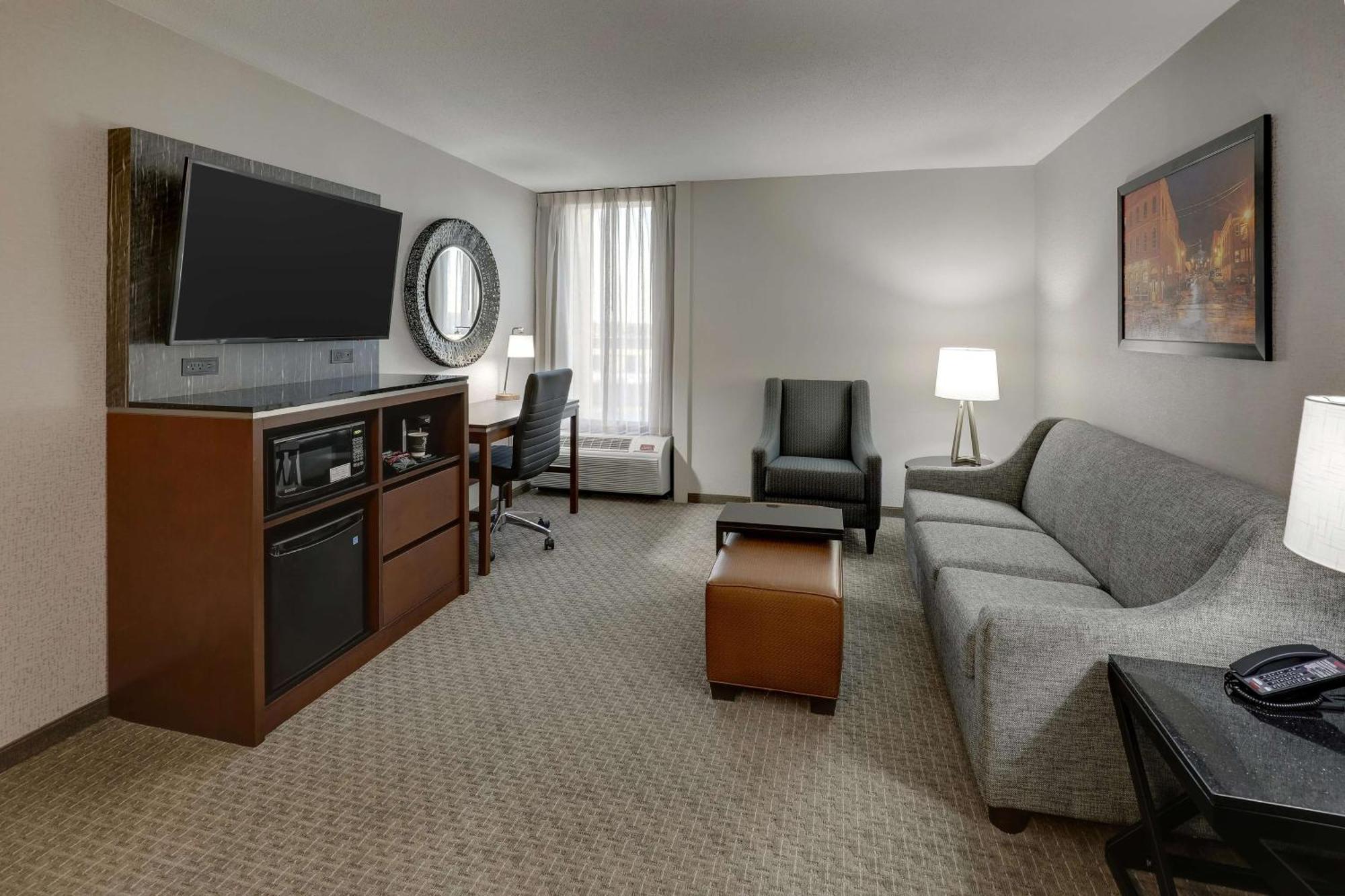 Superior Queen Suite Sofa Bed Accessible Tub