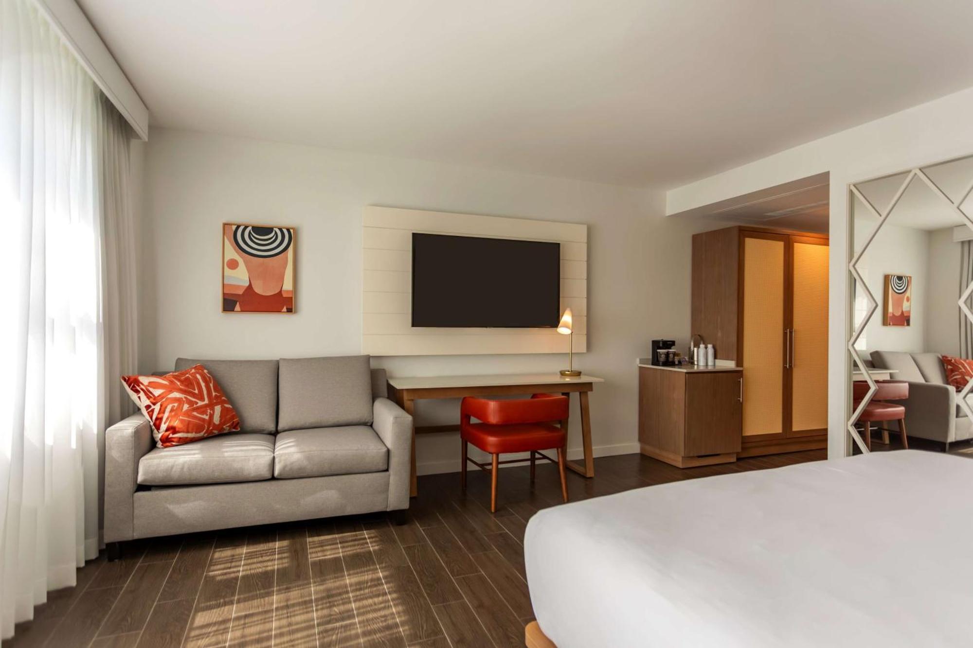 Corner King Room City View