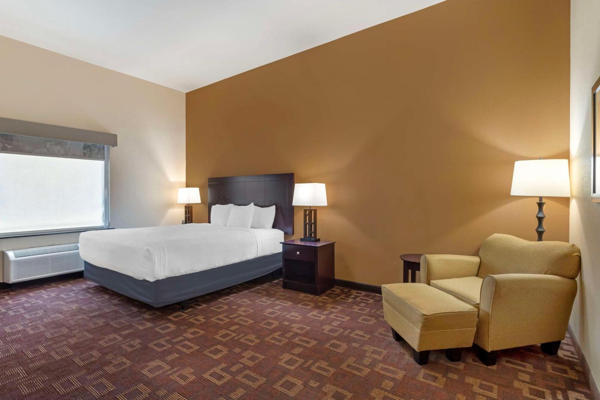 King Room with Bath Tub - Mobility Accessible/Non-Smoking