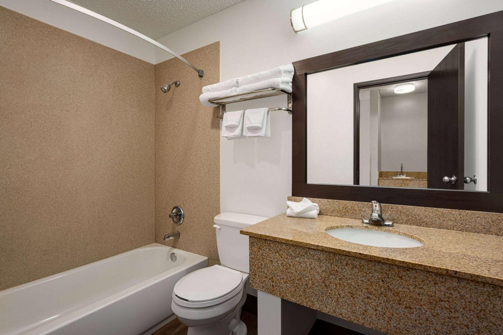 Studio Suite with 1 King Bed and 2 Twin Beds, Non-Smoking,1622100171:JPEG