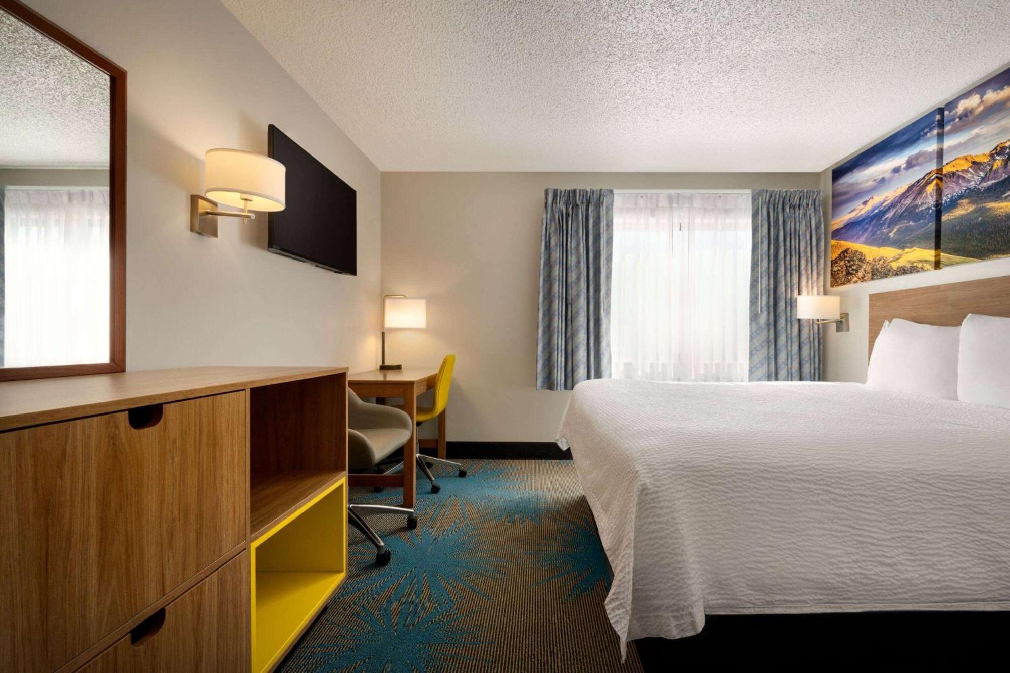 Studio Suite 1 King Bed 2 Twin Beds Non-Smoking