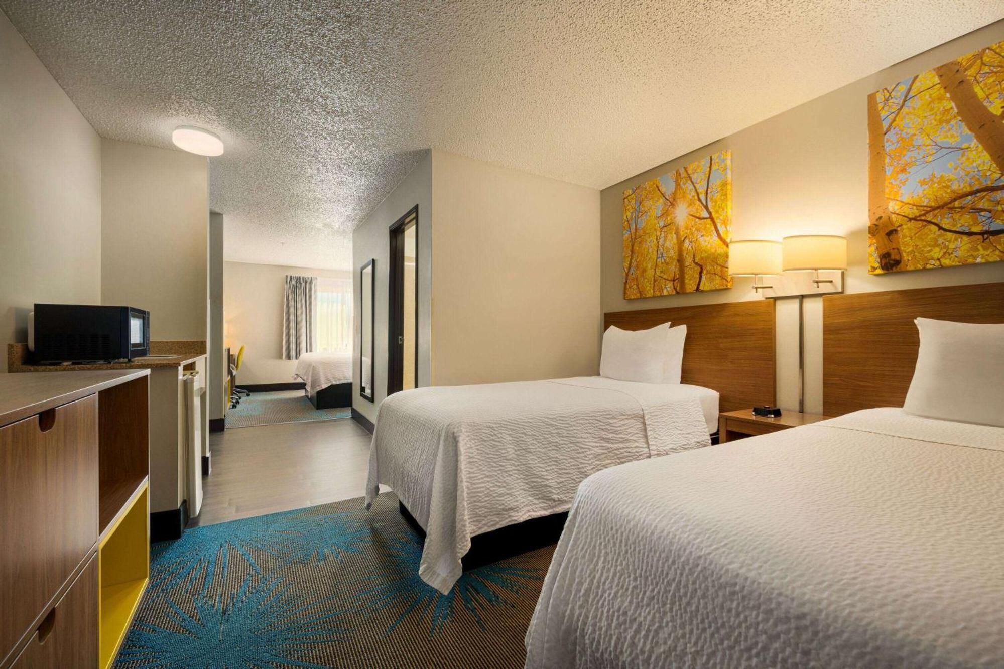 Studio Suite 1 King Bed 2 Twin Beds Non-Smoking