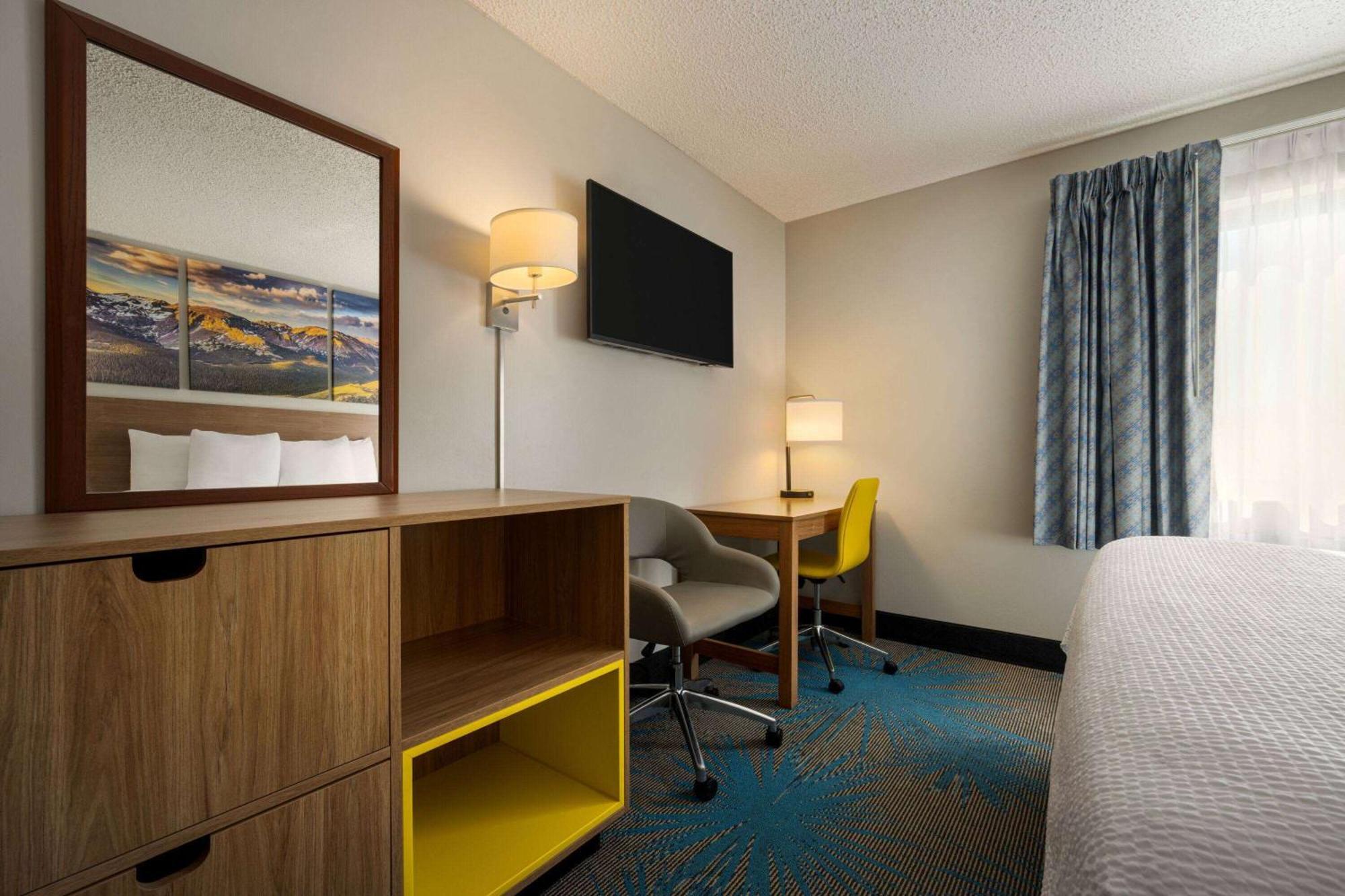 Studio Suite 1 King Bed 2 Twin Beds Non-Smoking