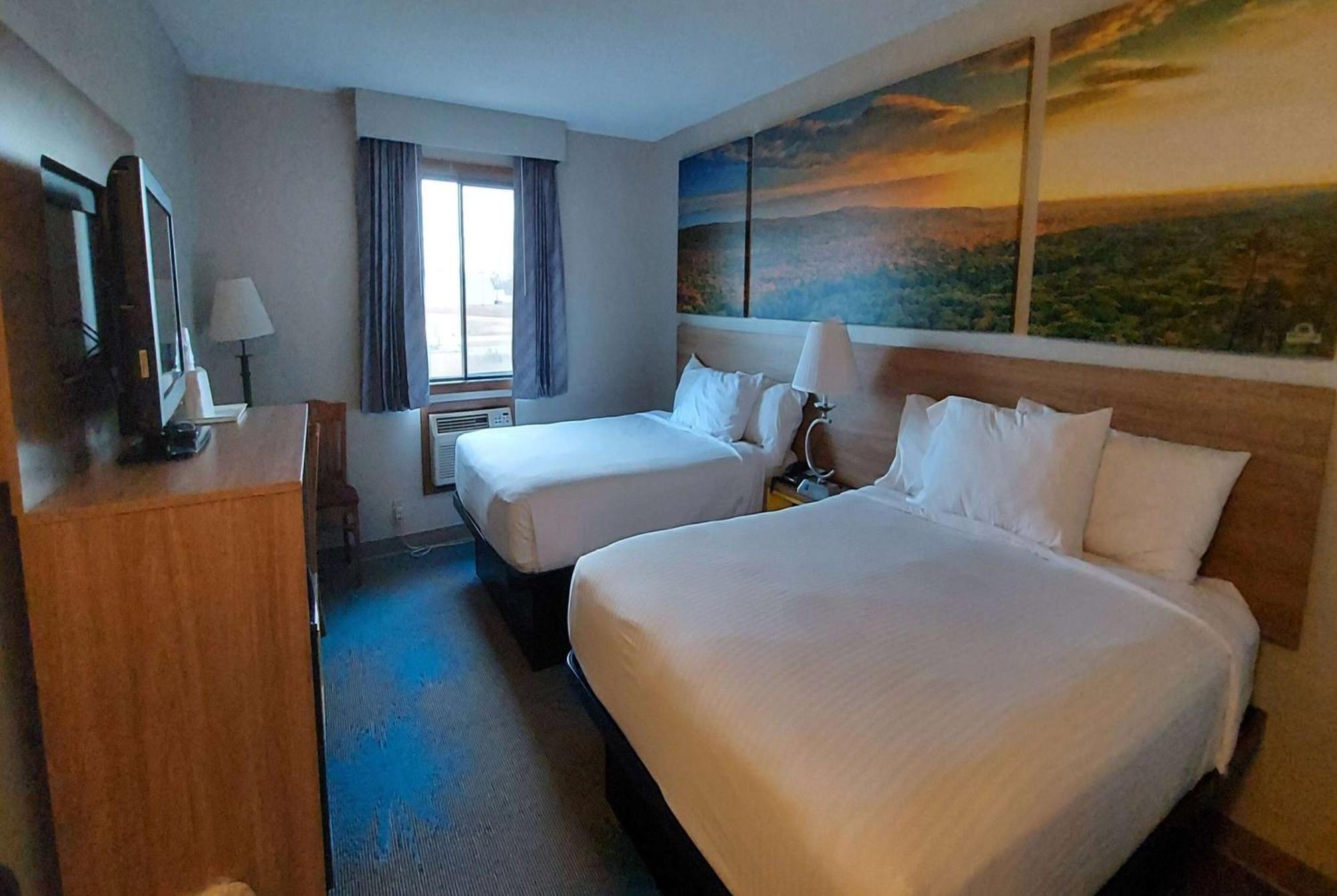Queen Room Two Queen Beds Pet Friendly or Non-Smoking