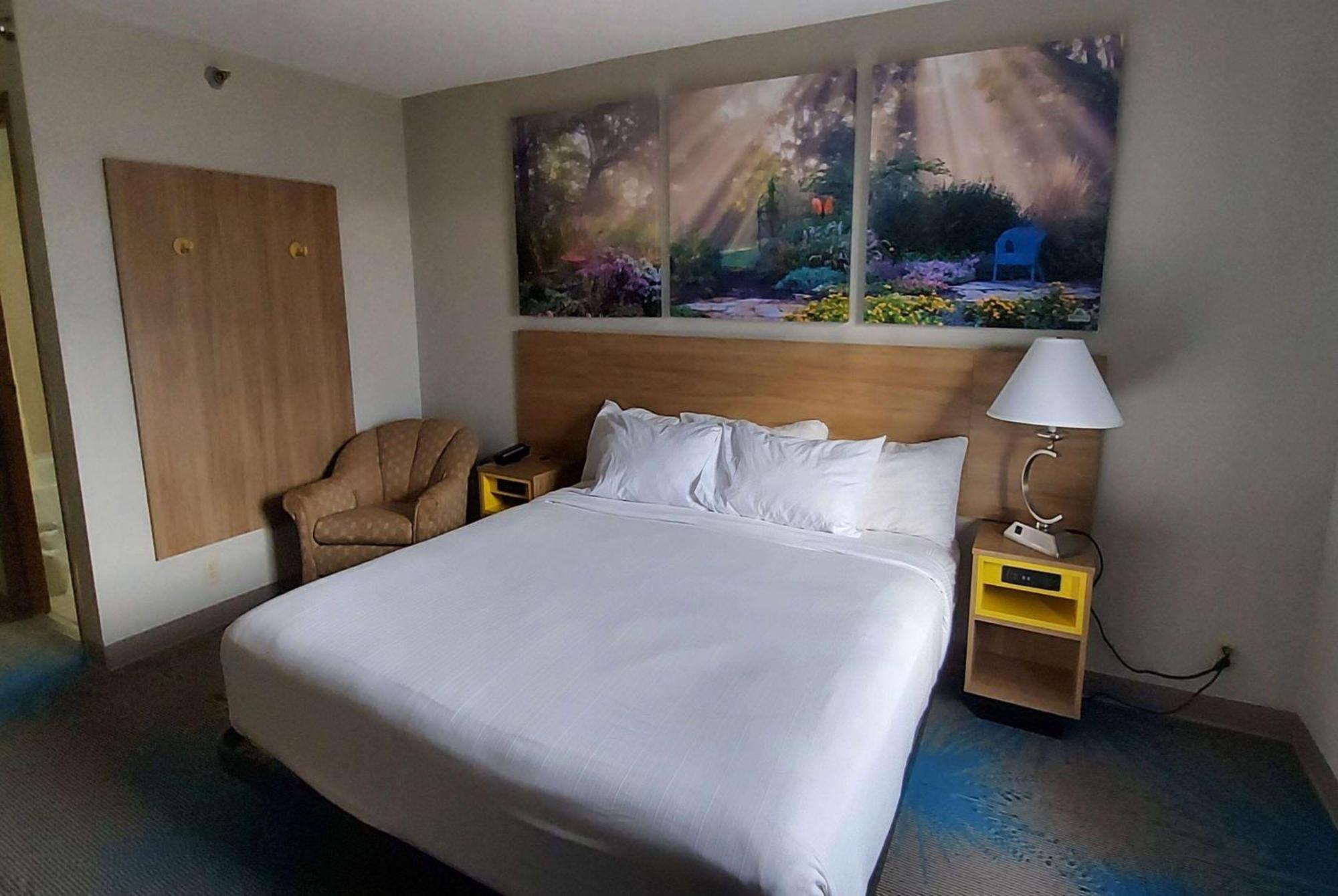 1 King Bed Seconds Floor Non-Smoking