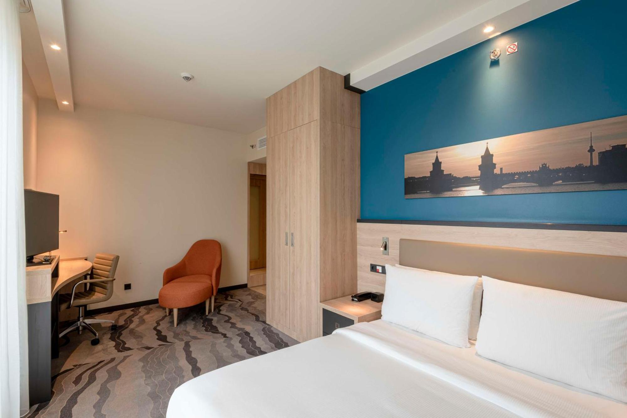 Queen Room Accessible