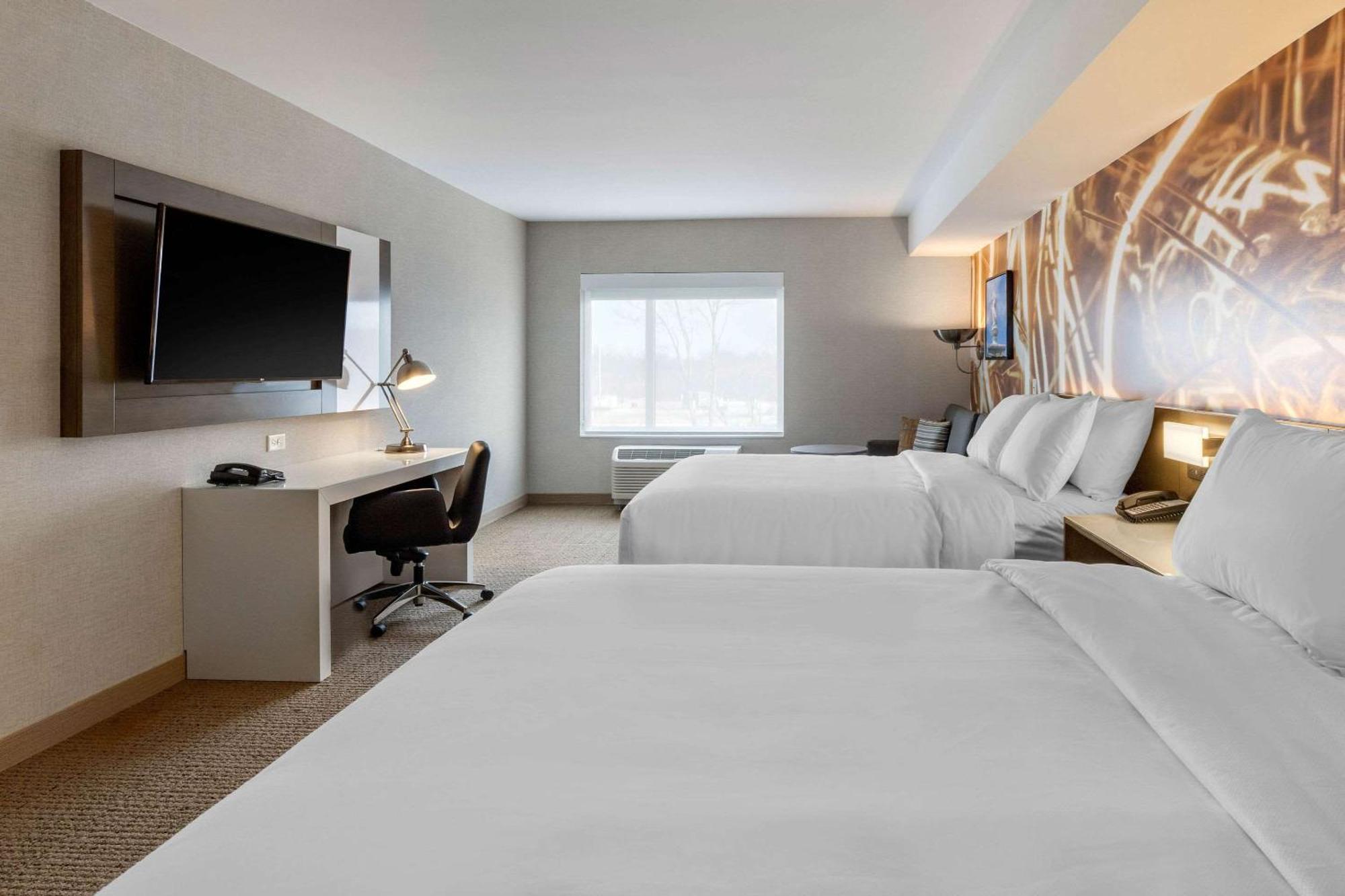 Queen Suite with Two Queen Beds and Sofa bed - Disability Access/Non Smoking
