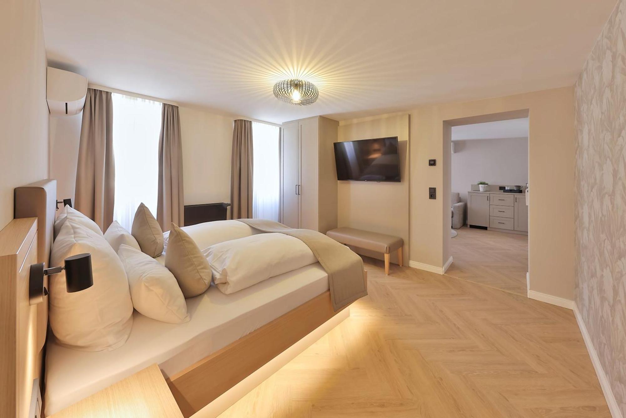 Deluxe King Suite