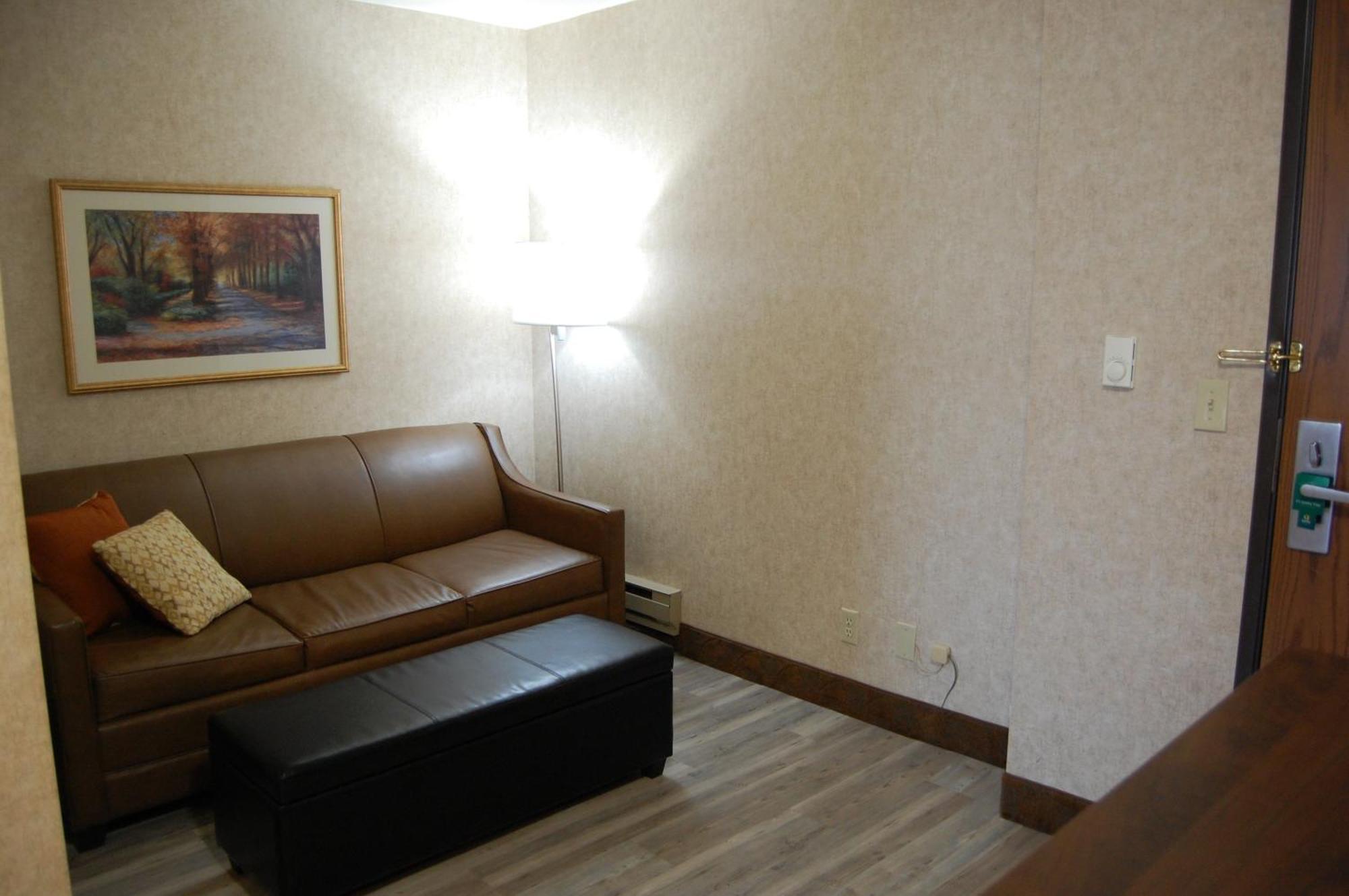 Queen Suite Accessible or Non-Smoking