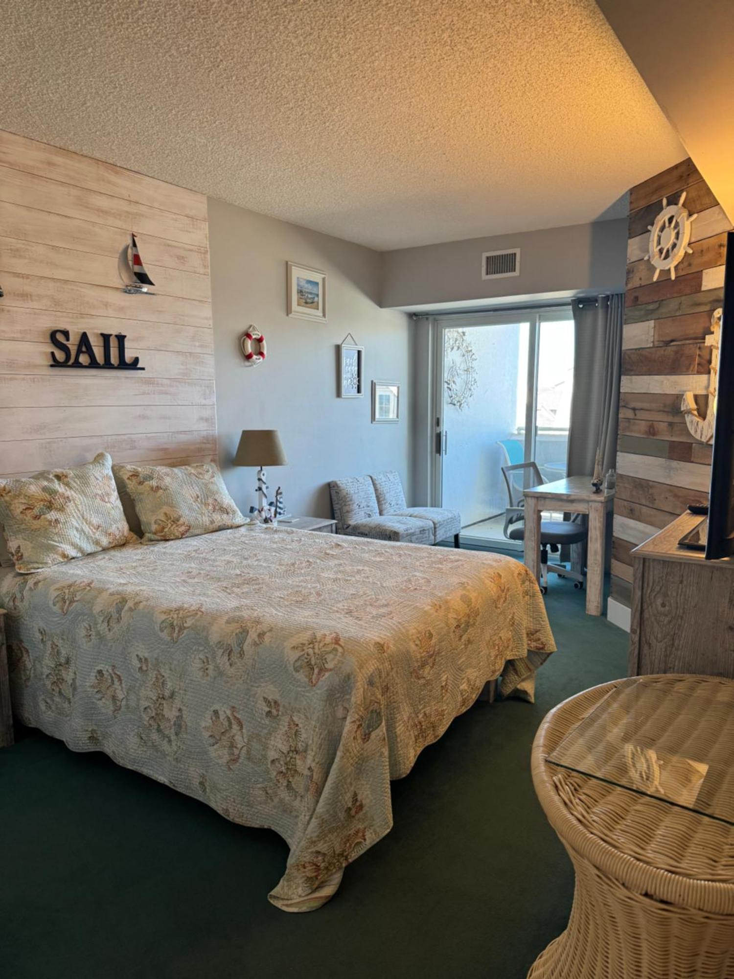 Deluxe Queen Suite