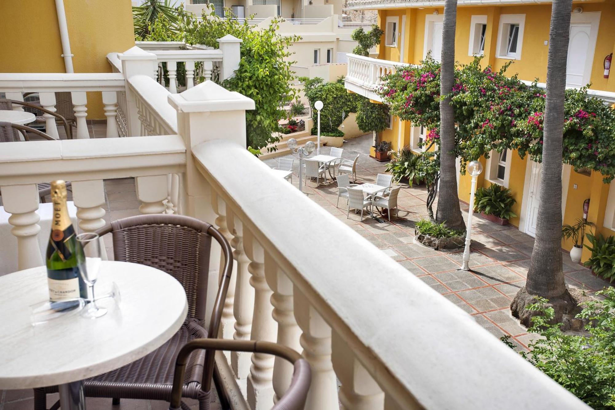 Zweibettzimmer mit Balkon
