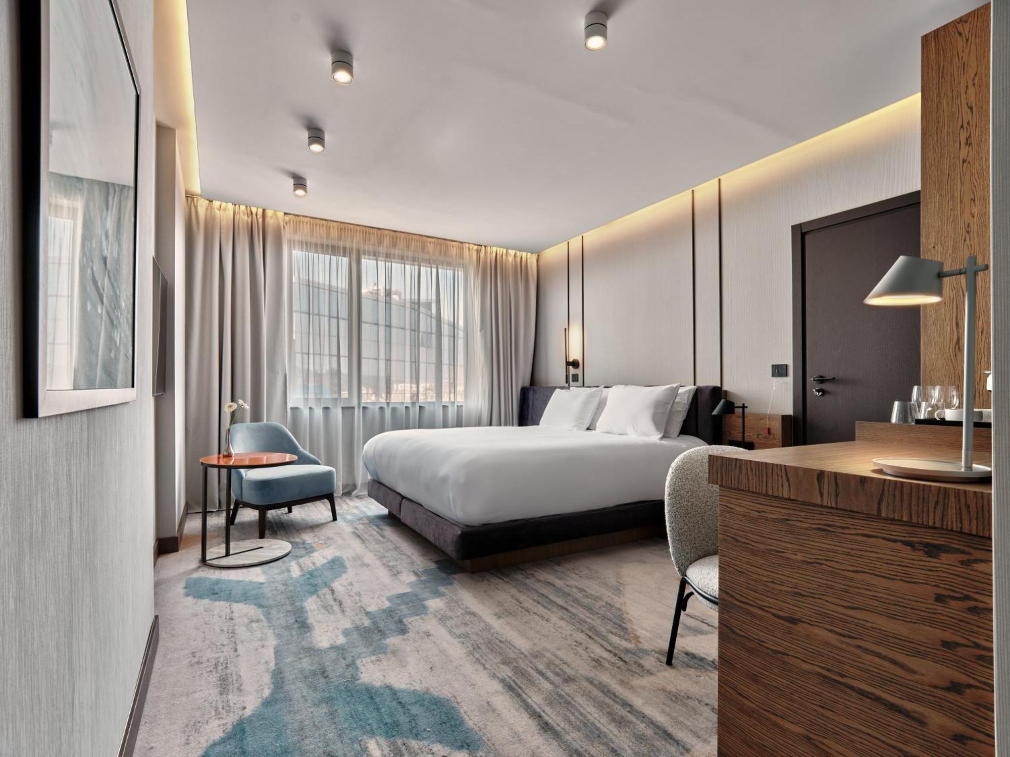 Standard King Room Lake View Accessible