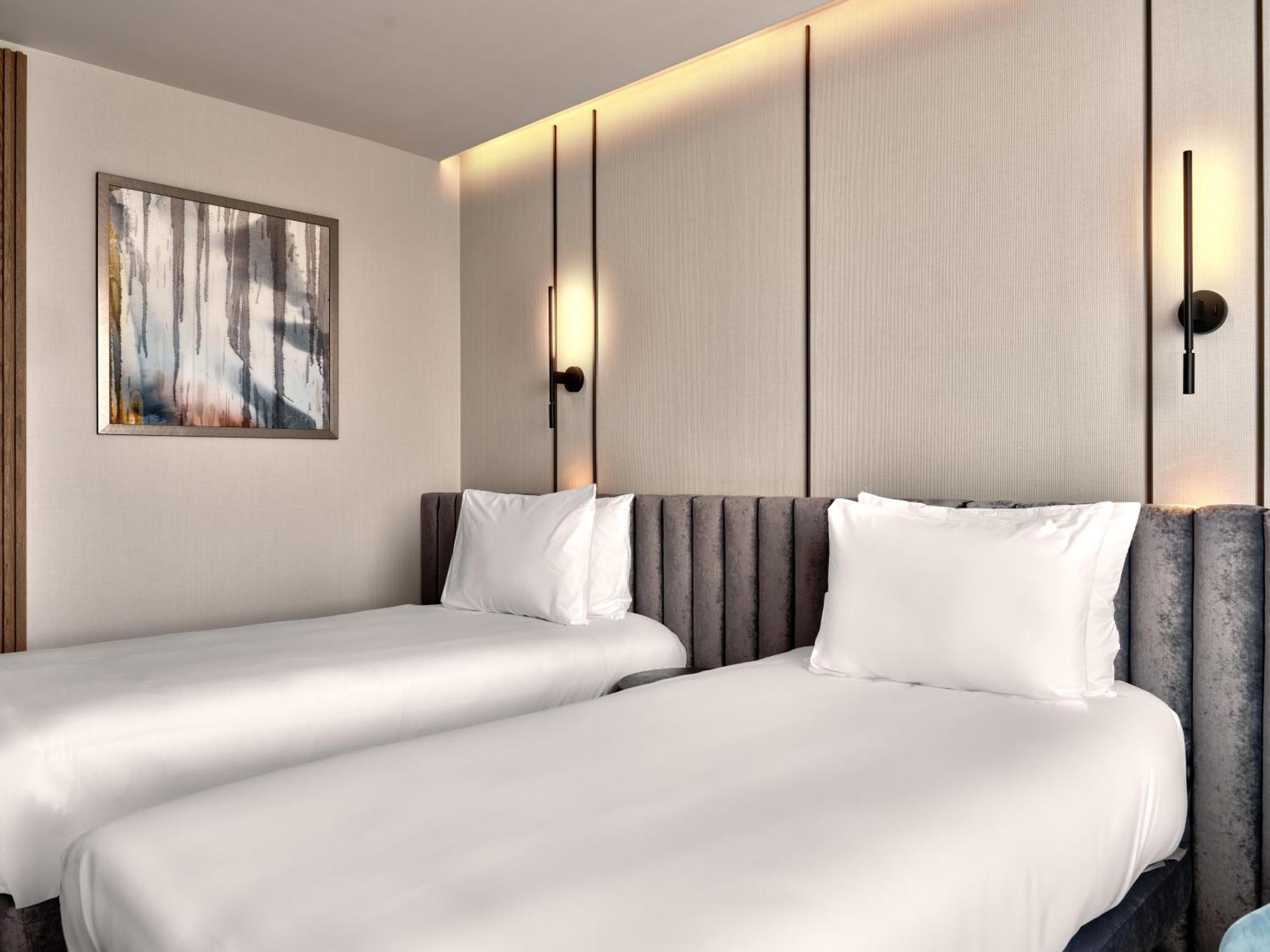 Standard Twin Room with Tub and Walk-In Shower