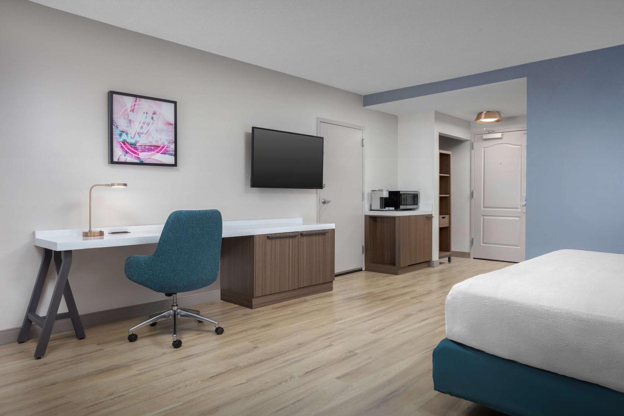 King Room Bath Tub Mobility Access