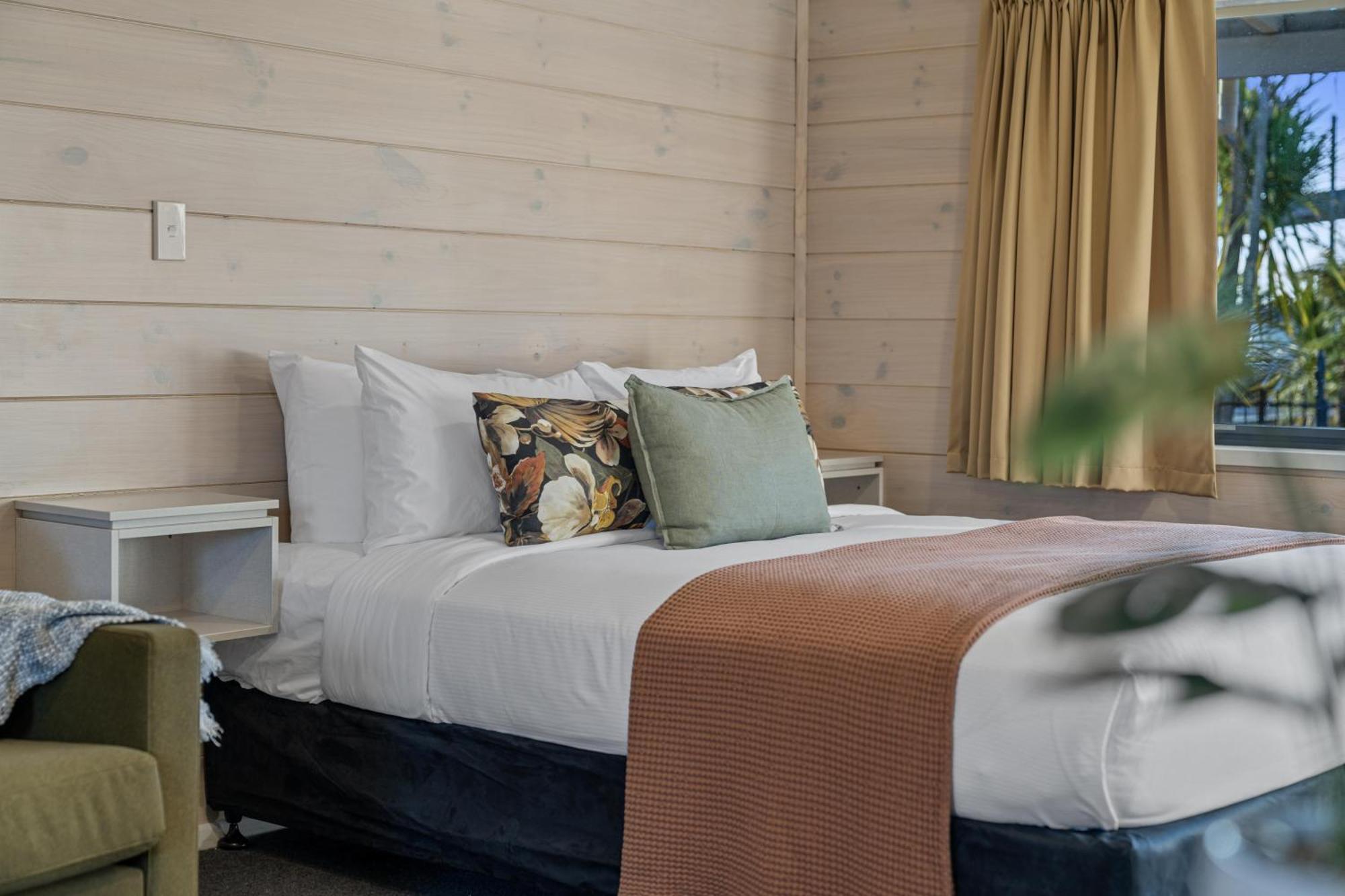 Deluxe Poolside Room