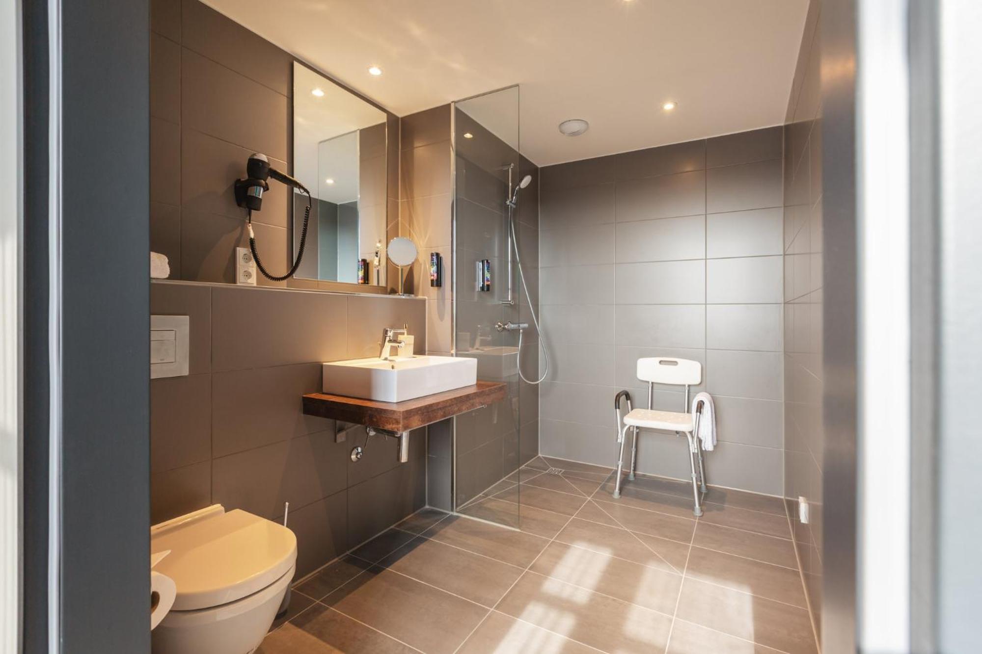 Standard Queen Room Accessible