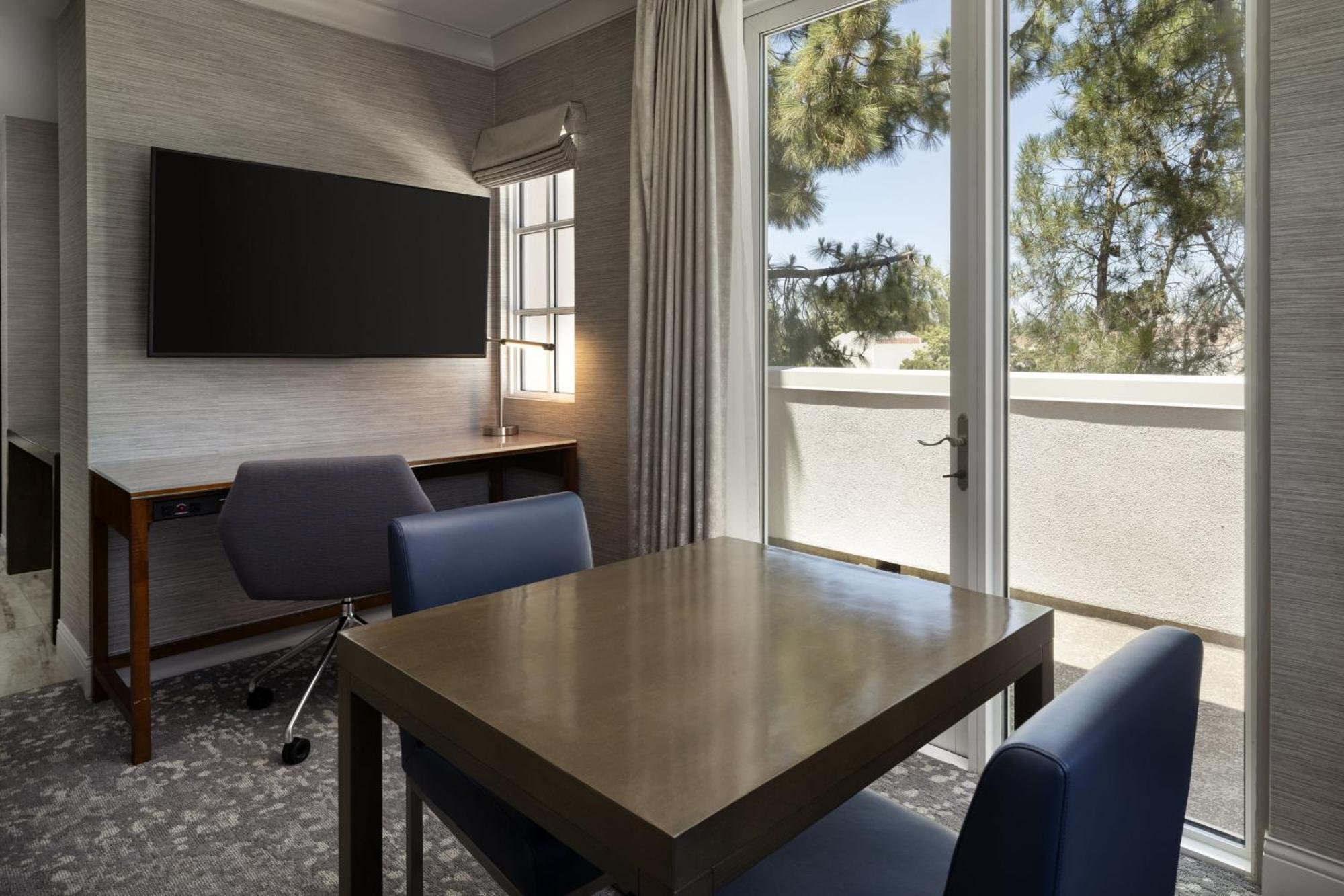 Suite 1 King Sofa bed Courtyard view Top floor Balcony