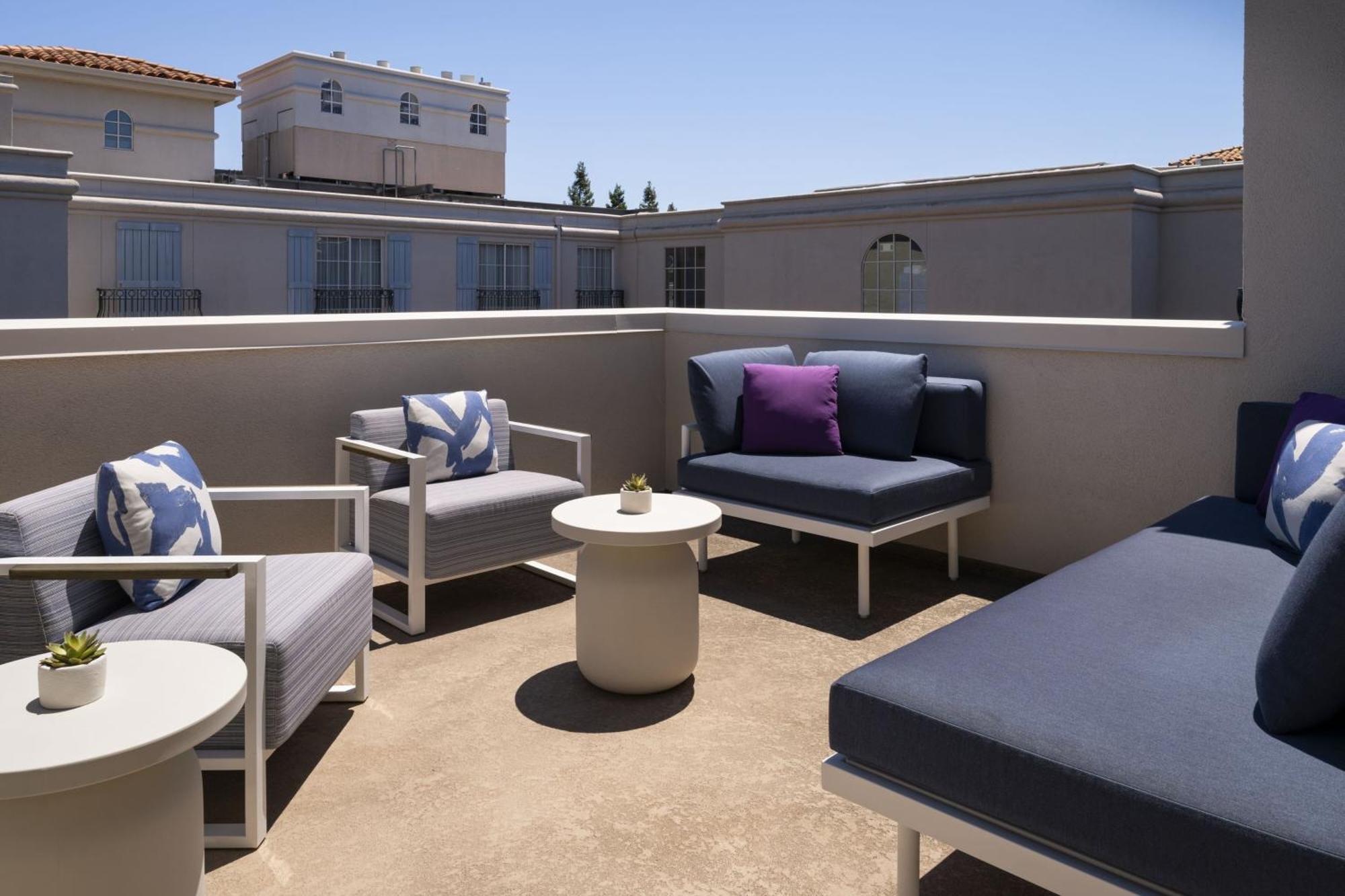 Suite 1 King Sofa bed Courtyard view Top floor Balcony