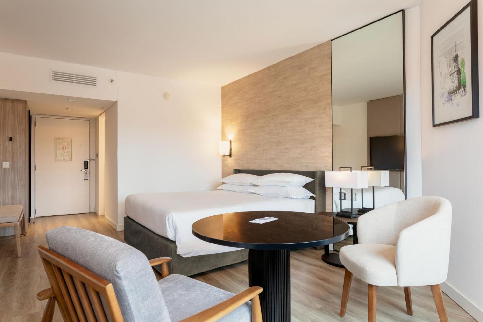 Superior Guest room 1 King Pool access