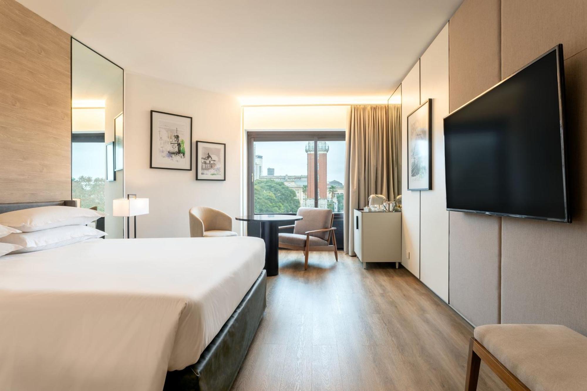 Superior Guest room 1 King Pool access
