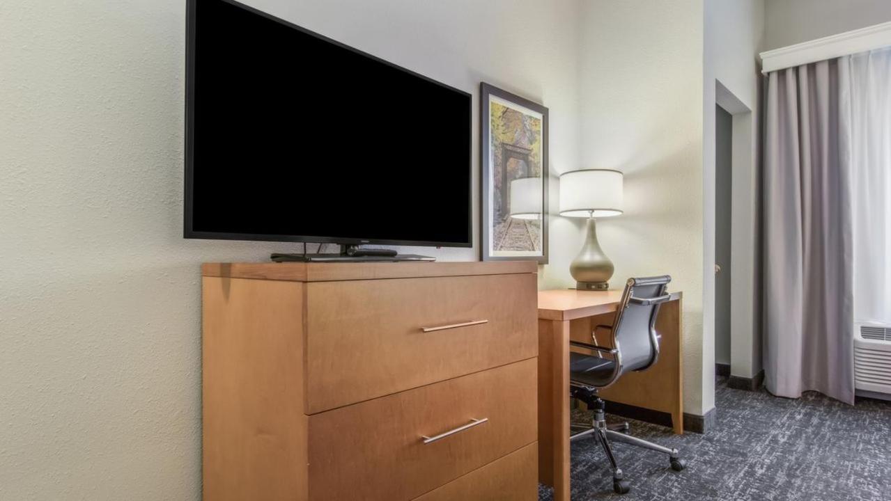 King Suite with Sofa Bed - Non-Smoking,1624352151:JPEG