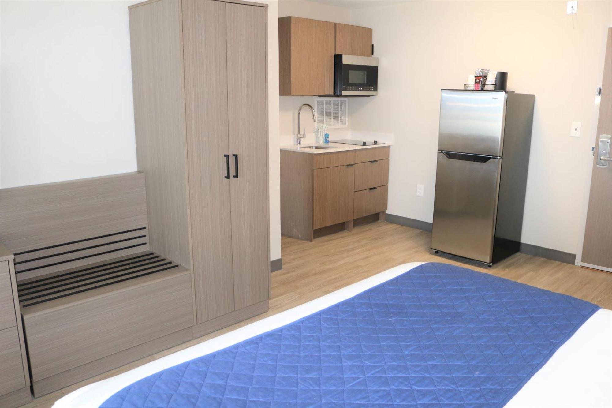 Queen Room with Two Queen Beds and City View - Kitchenette/Non-Smoking