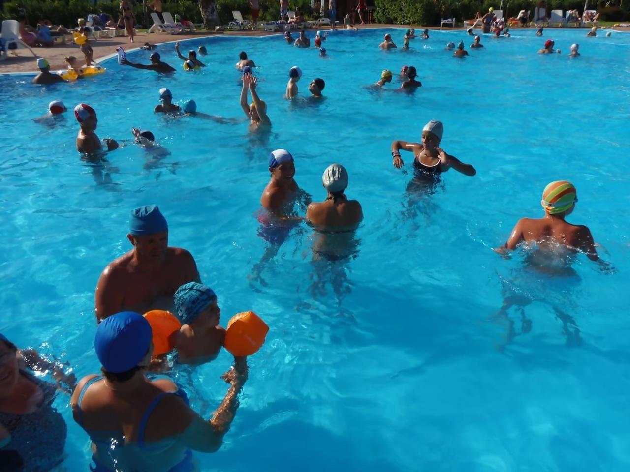 Appartamento con 2 Camere da Letto e Vista Piscina