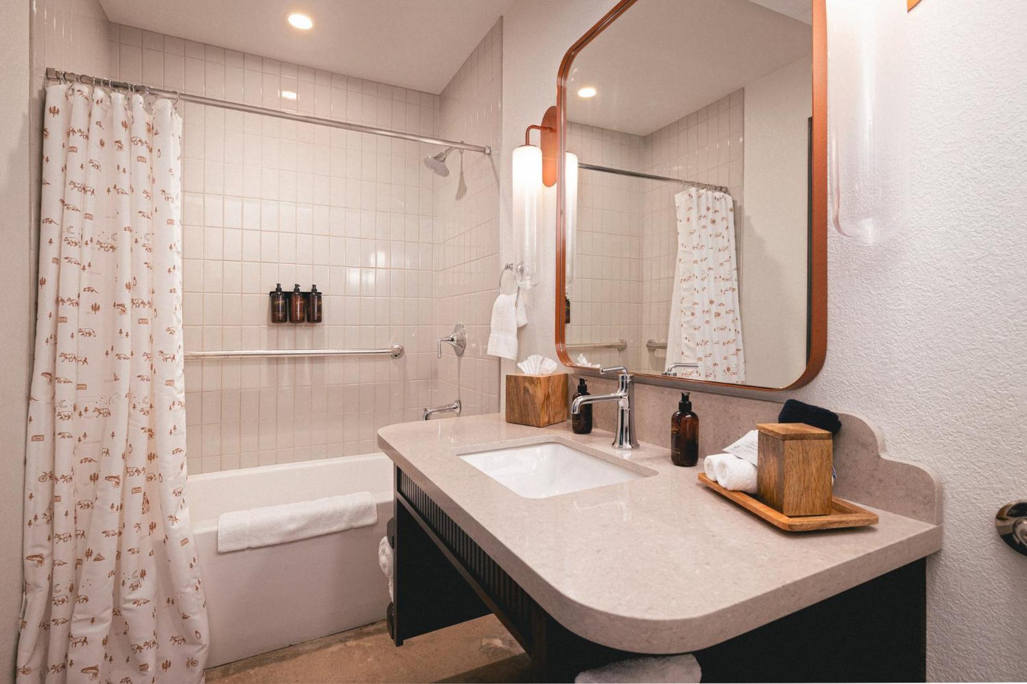 Two Bedroom Suite with Kitchenette - High Floor,1625488350:JPEG