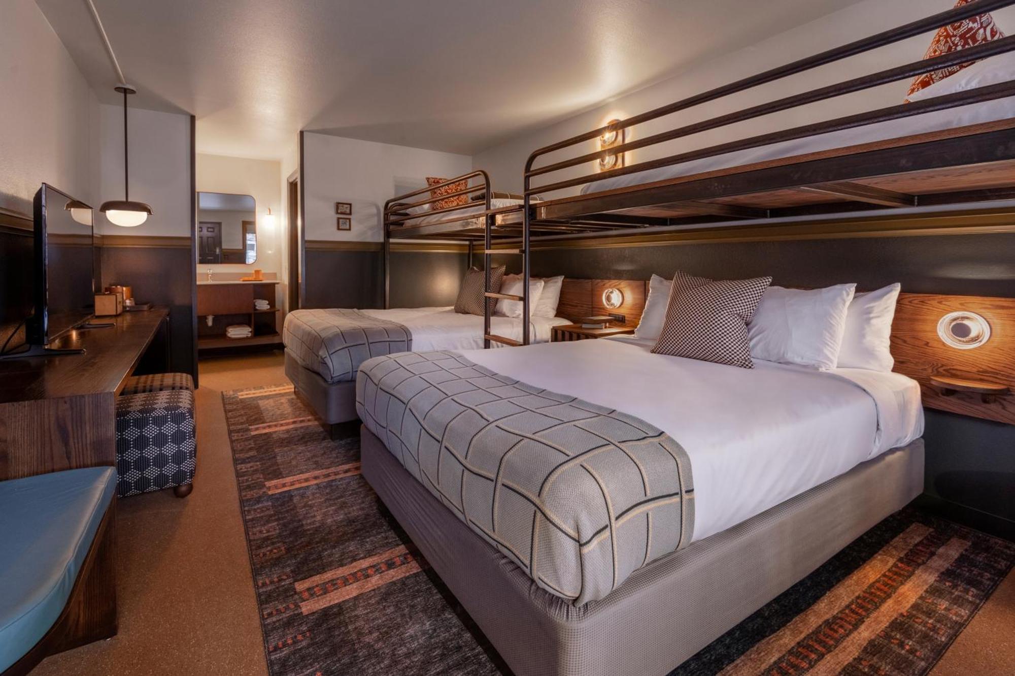 Queen Room Two Queen Beds Bunk Beds High Floor