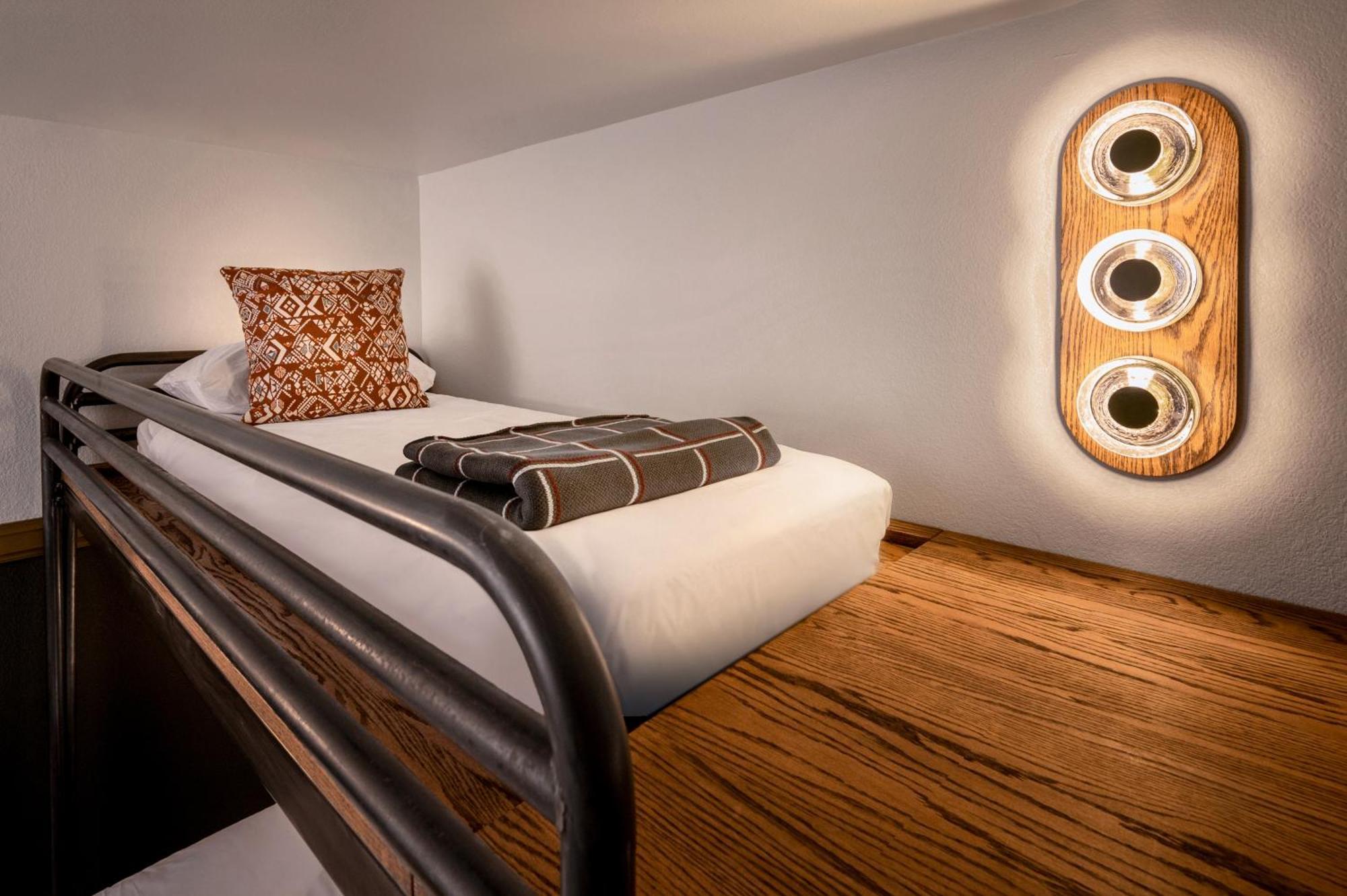Queen Room Two Queen Beds Bunk Beds High Floor