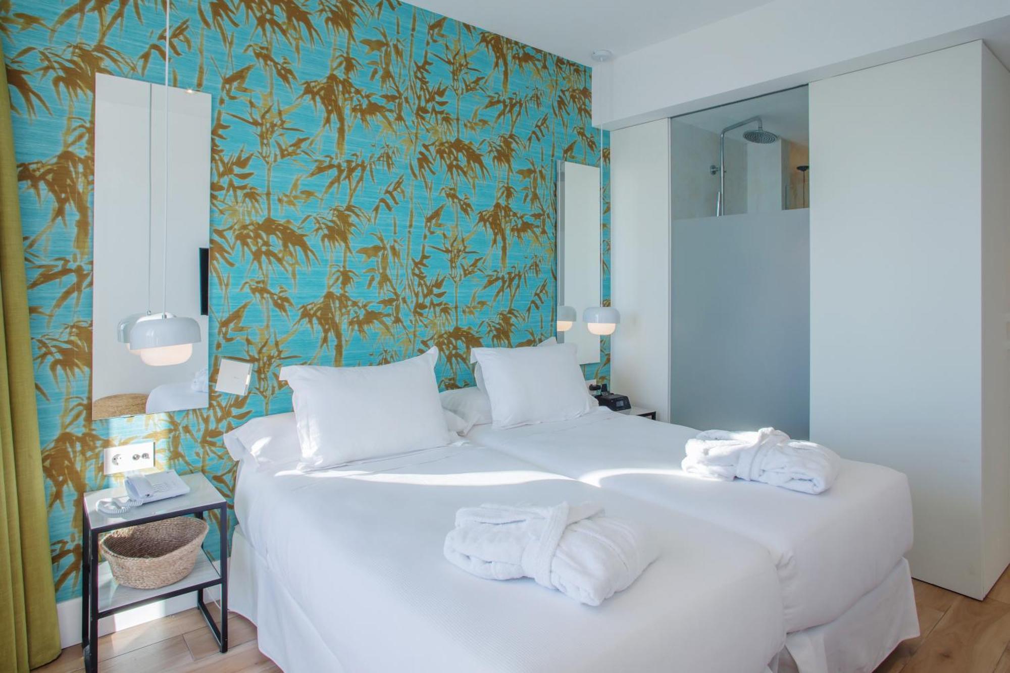 Premium Tweepersoonskamer met 2 Aparte Bedden en Balkon - Zijdelings Uitzicht op Zee