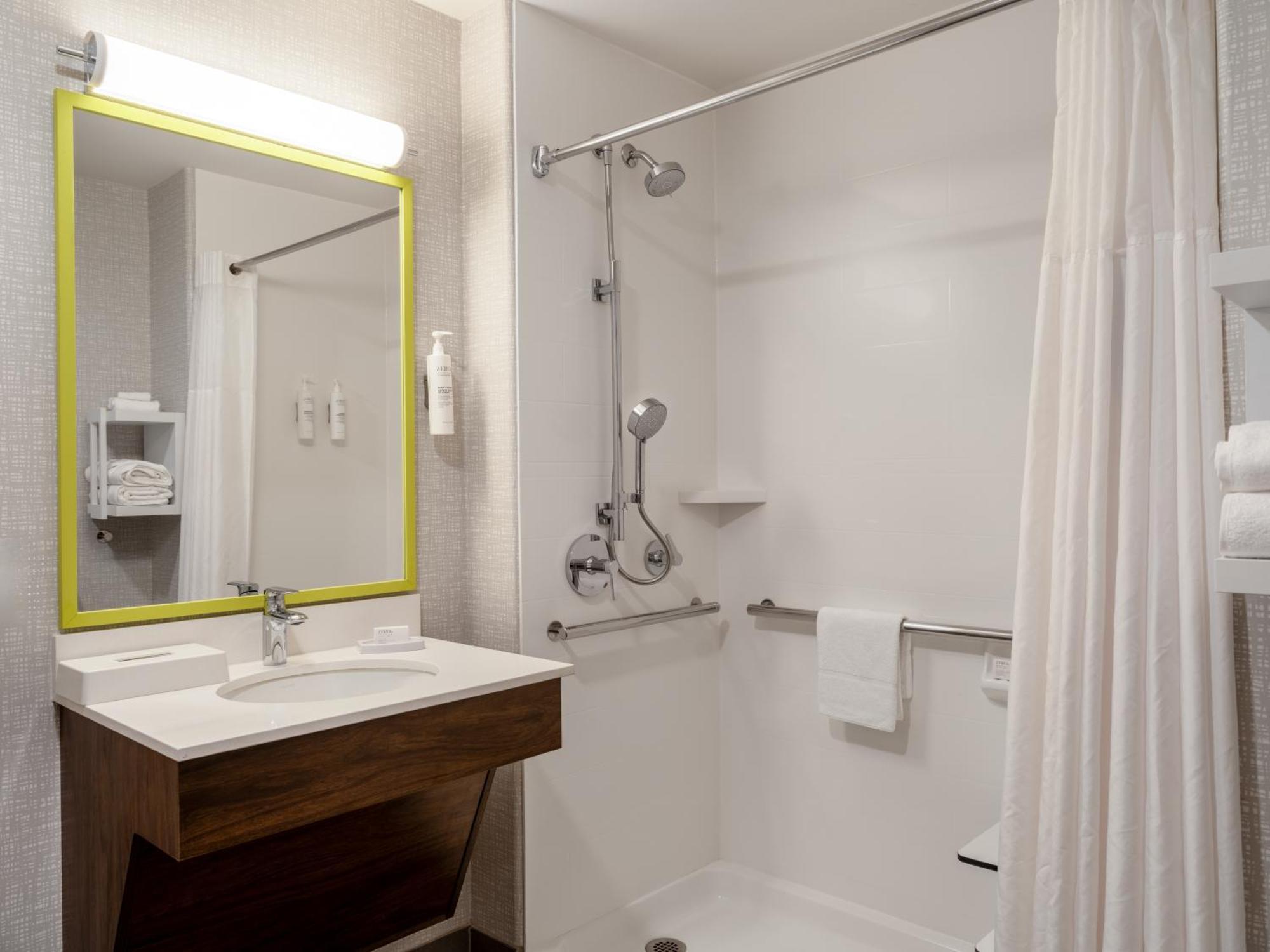 King Room - Mobility and Hearing Accessible - Non-Smoking