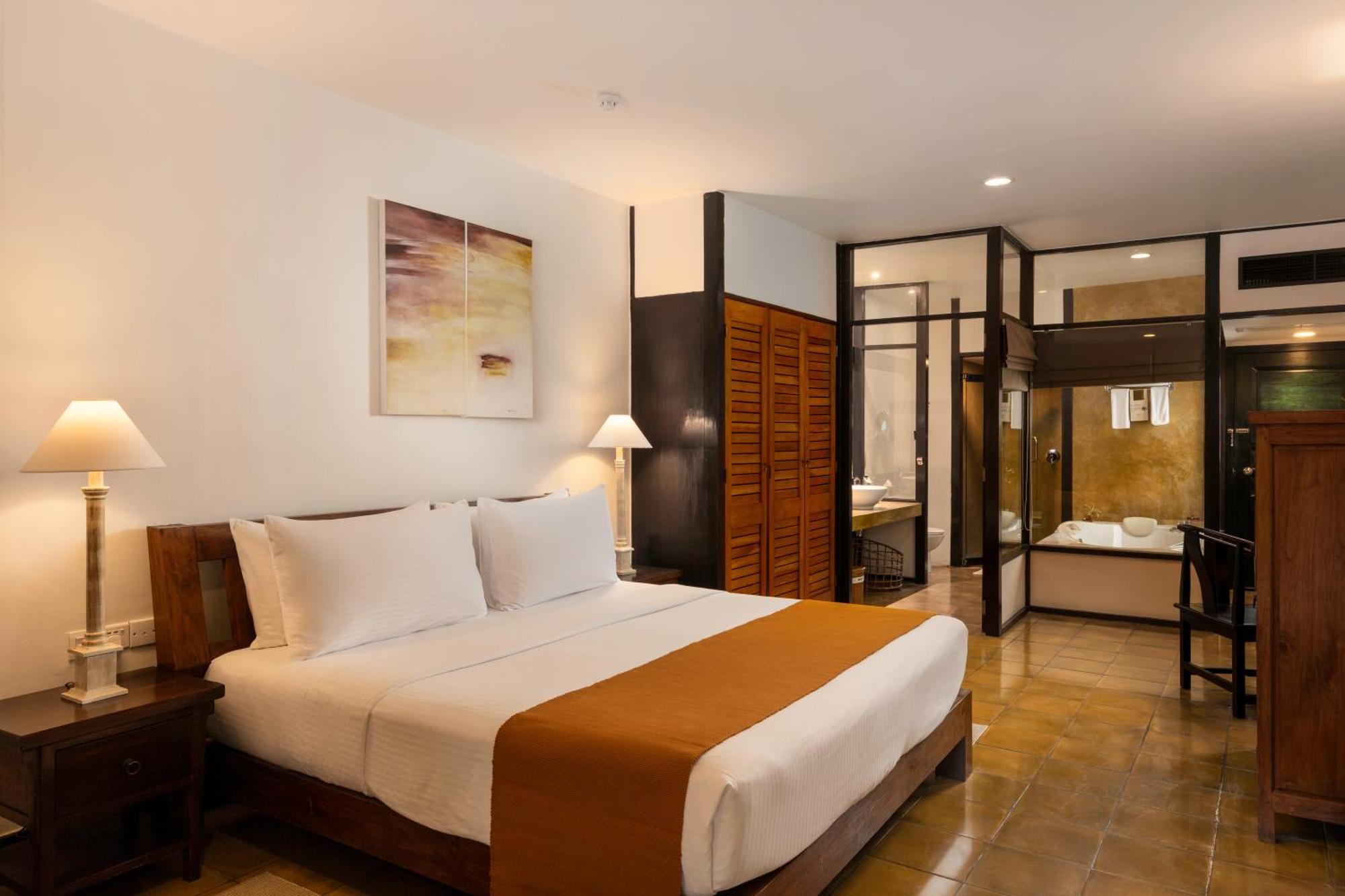 Deluxe Double Room Sea View at Center Point Black Coral & at Seaside Social restaurants