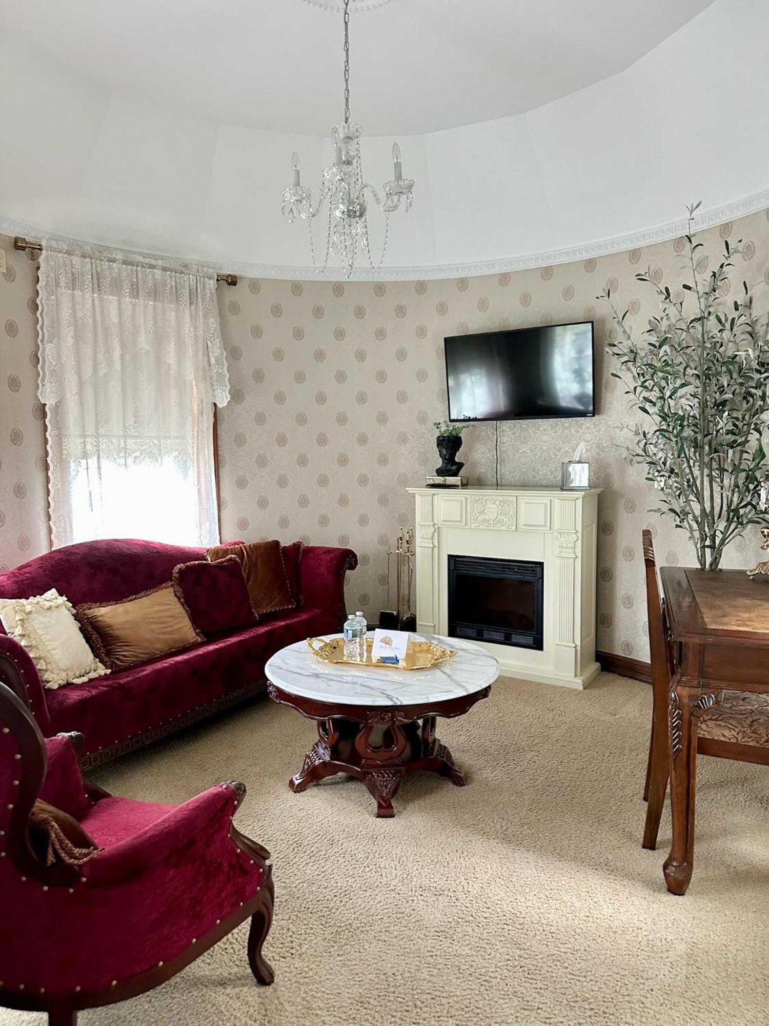 King Suite Golden Oak