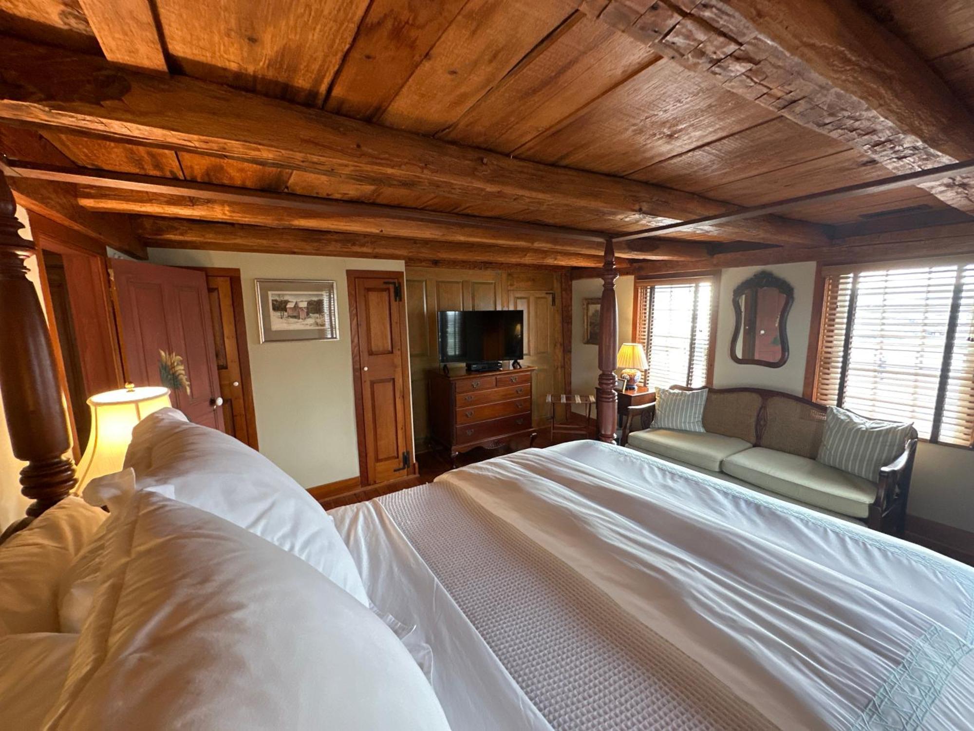 Deluxe Queen Room