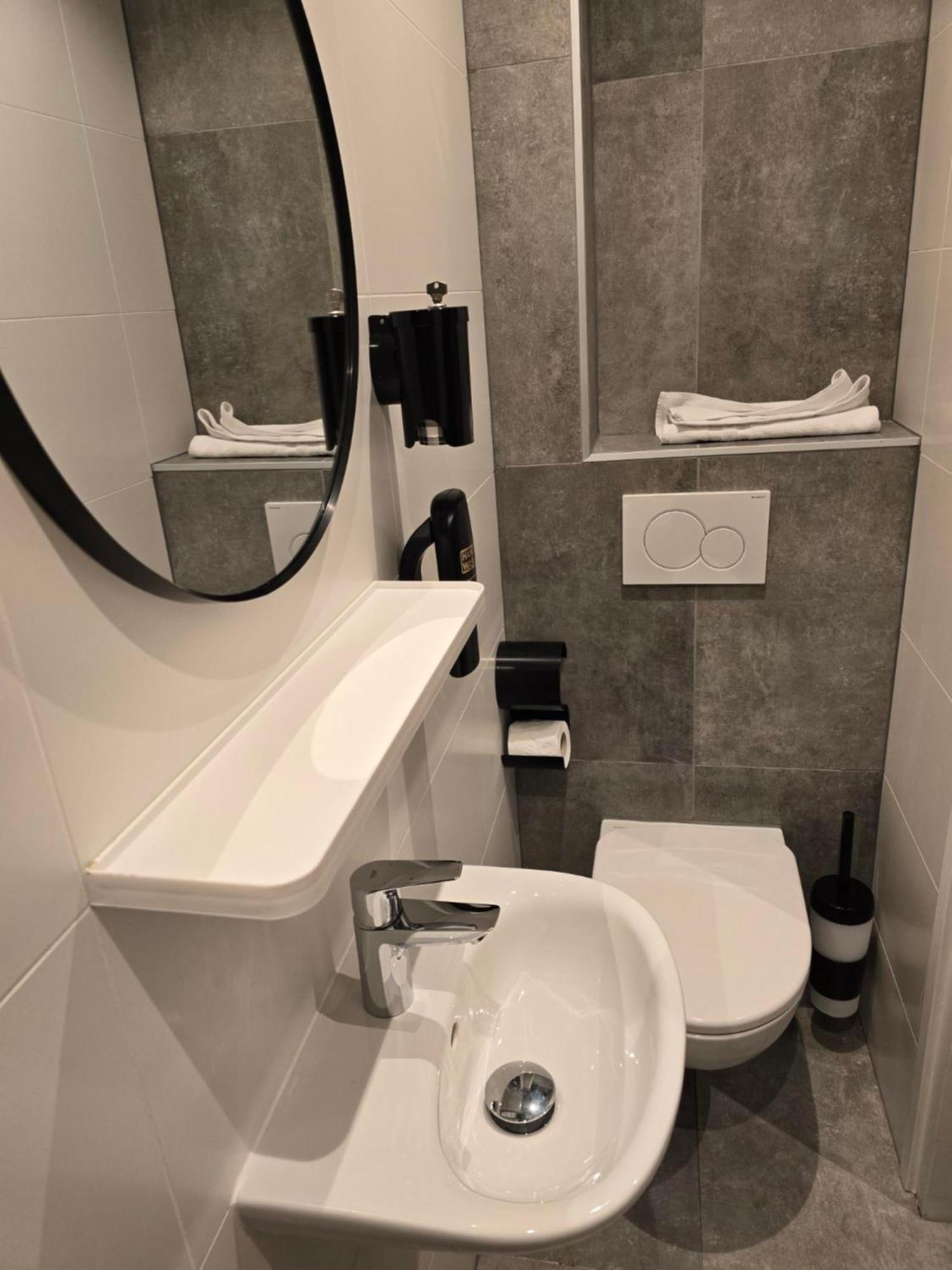 Triple Canal View with Private Bathroom