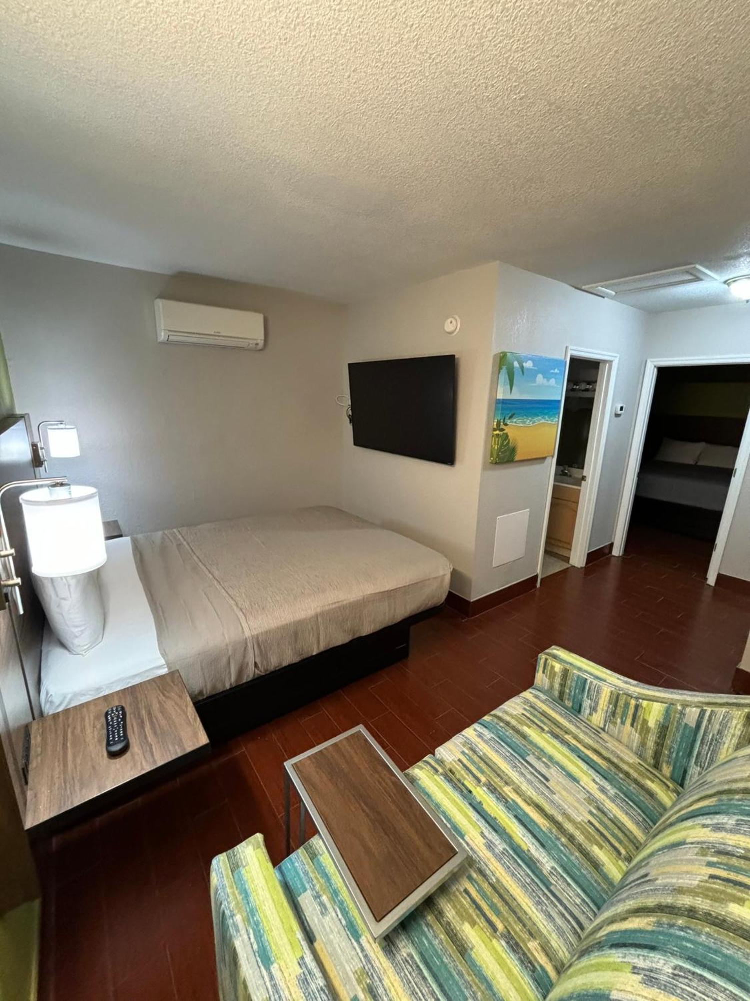 Elegant Cottage Suite One King Bed One Queen Bed Non-Smoking,1627210480:JPEG