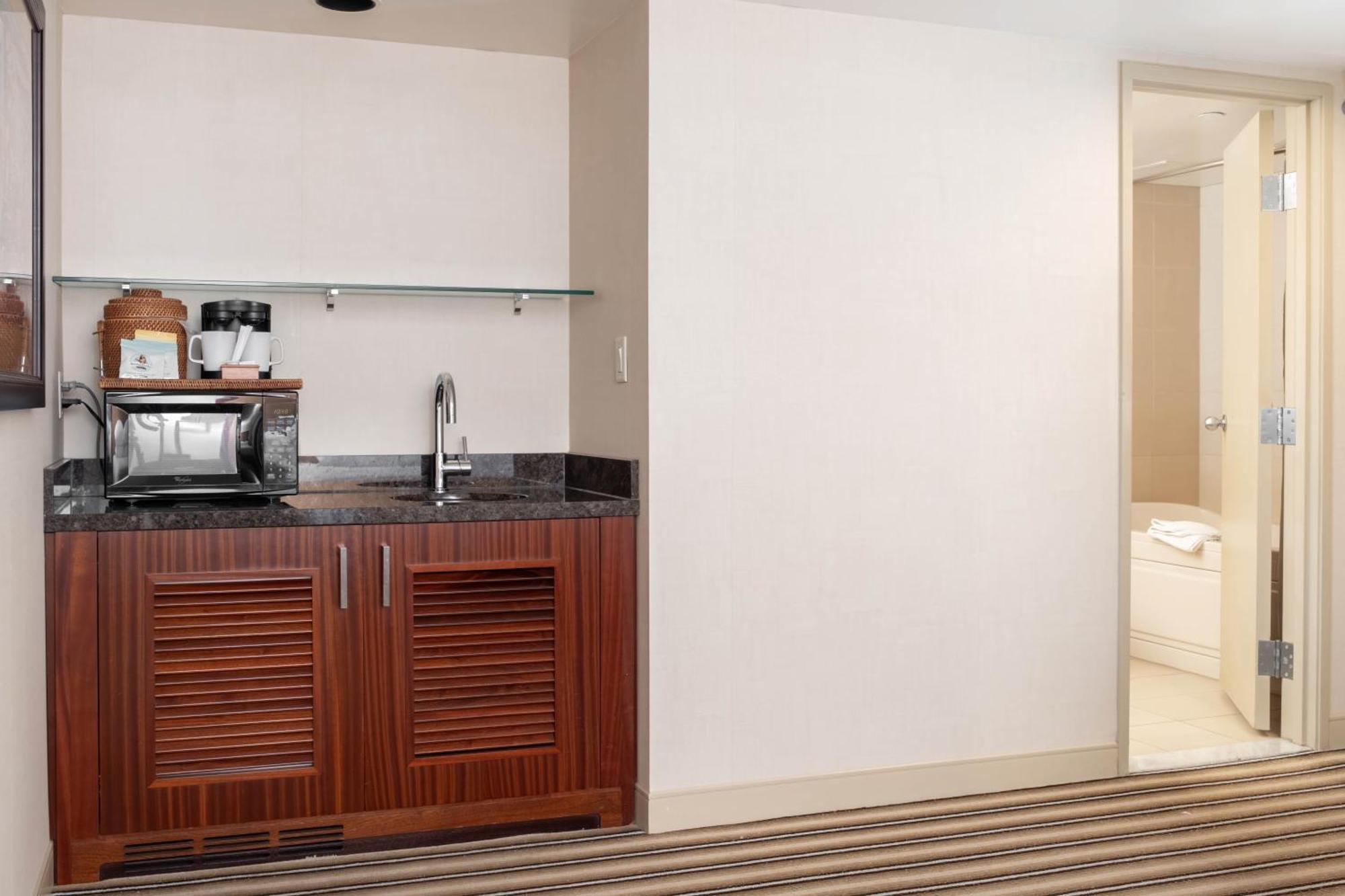 Hoku Studio King Suite